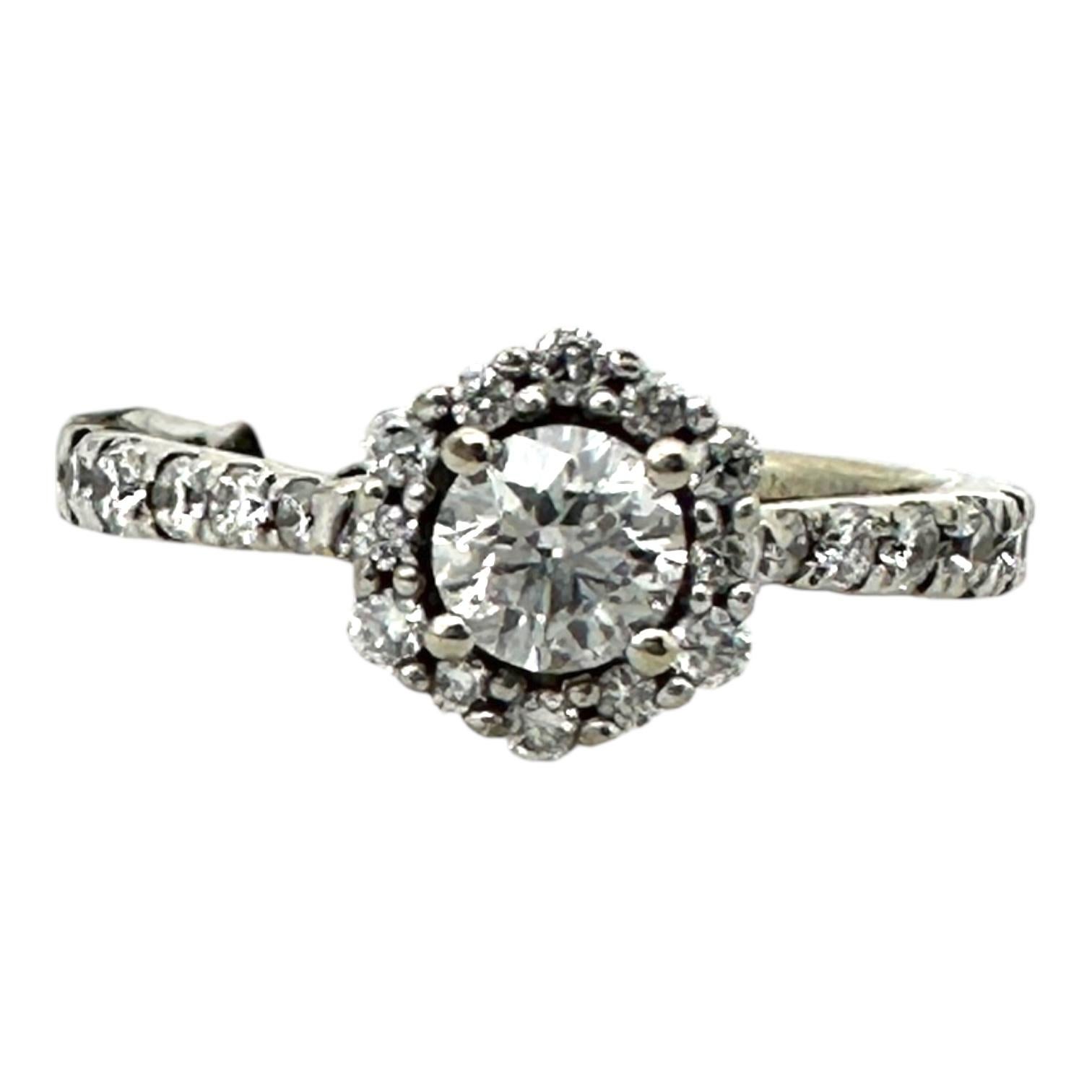 Bague de fiançailles en or 14 carats avec halo blanc et rose de 0,69 carat en vente 3