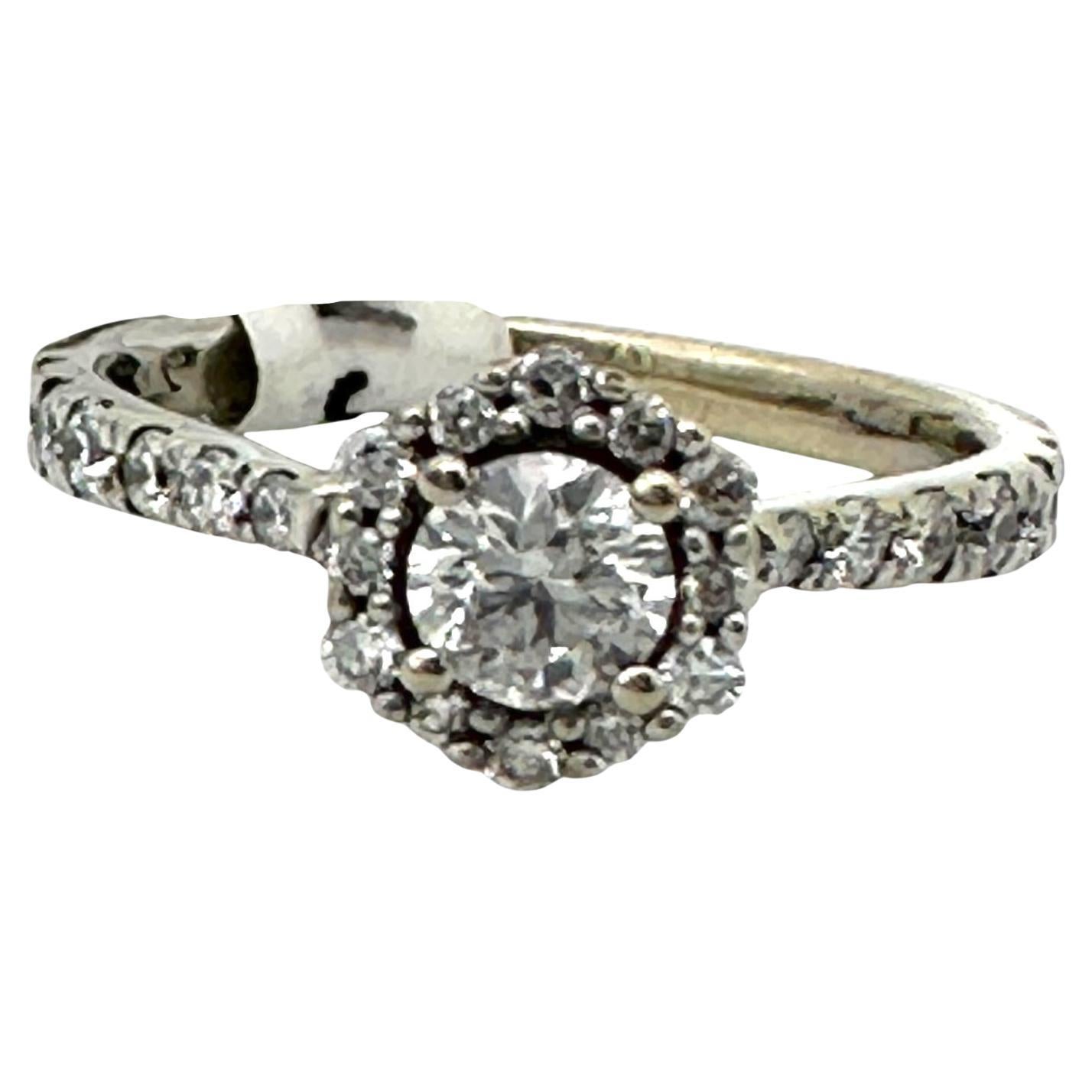 Bague de fiançailles en or 14 carats avec halo blanc et rose de 0,69 carat en vente