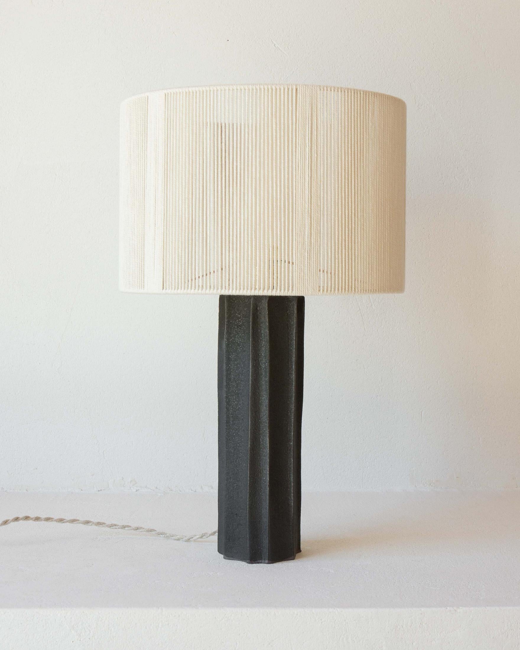 Lampe de table Halo en céramique noire par Grès Éditions
Pièce unique.
Dimensions : Abat-jour : Ø 30 x H 22 cm.
Base : H 30 cm.
MATERIAL : Coton écru et céramique.
Poids : 2,6 kg.

Système électrique : câble électrique tissé en lin (longueur : 150