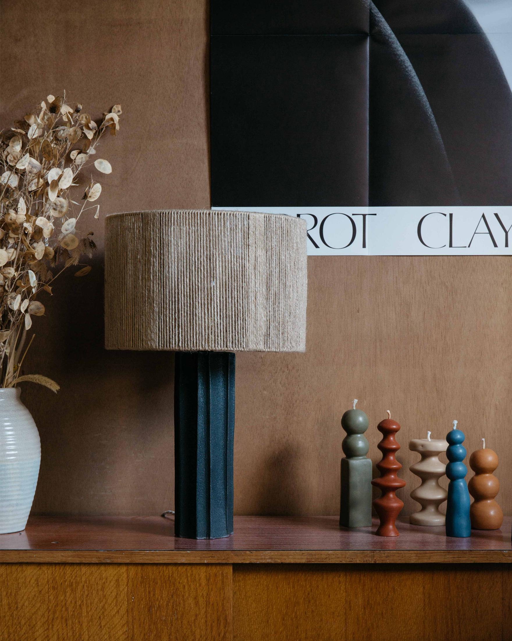 Postmoderne Lampe de table Halo en céramique noire par Grès Éditions en vente
