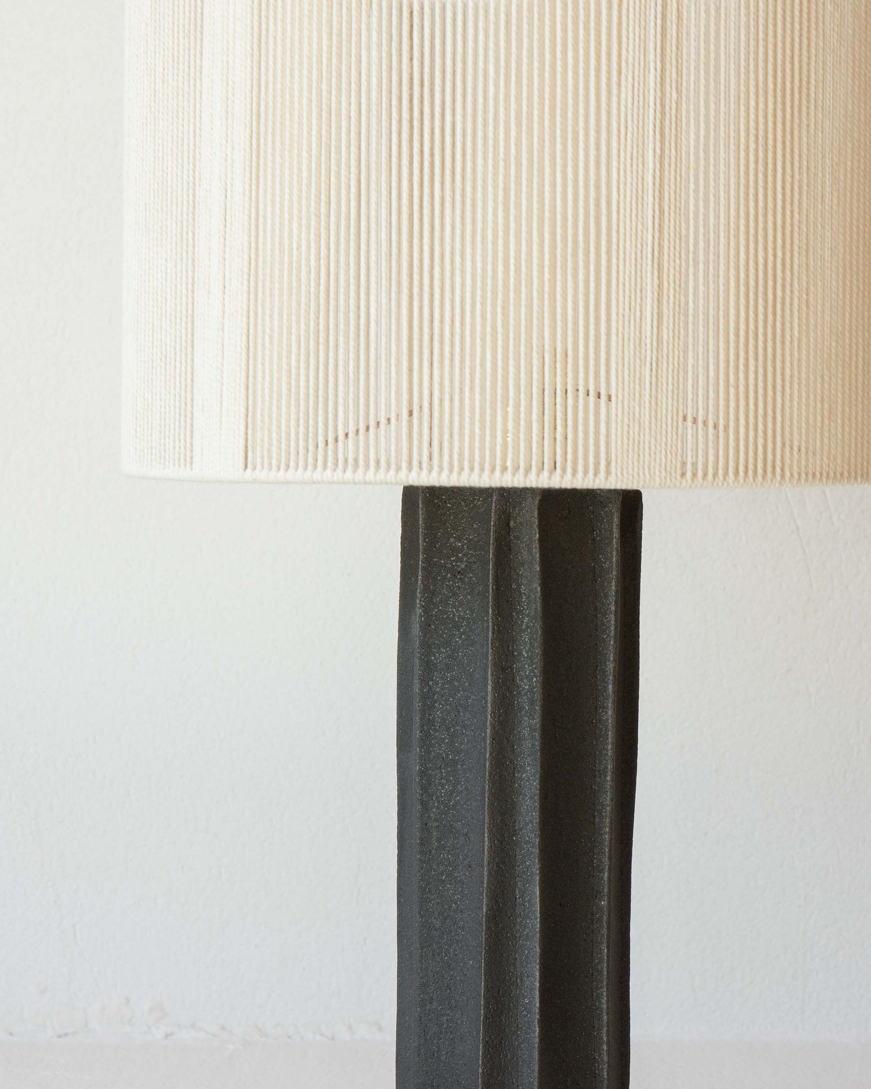 Français Lampe de table Halo en céramique noire par Grès Éditions en vente