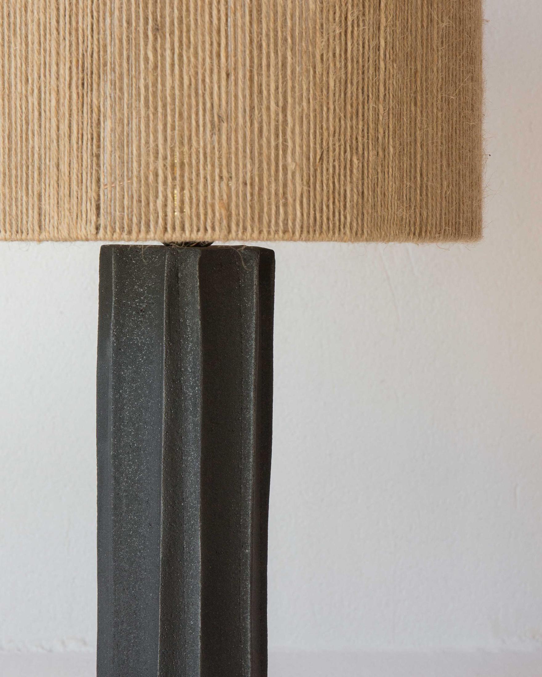 Postmoderne Lampe de table Halo en céramique noire par Grès Éditions en vente