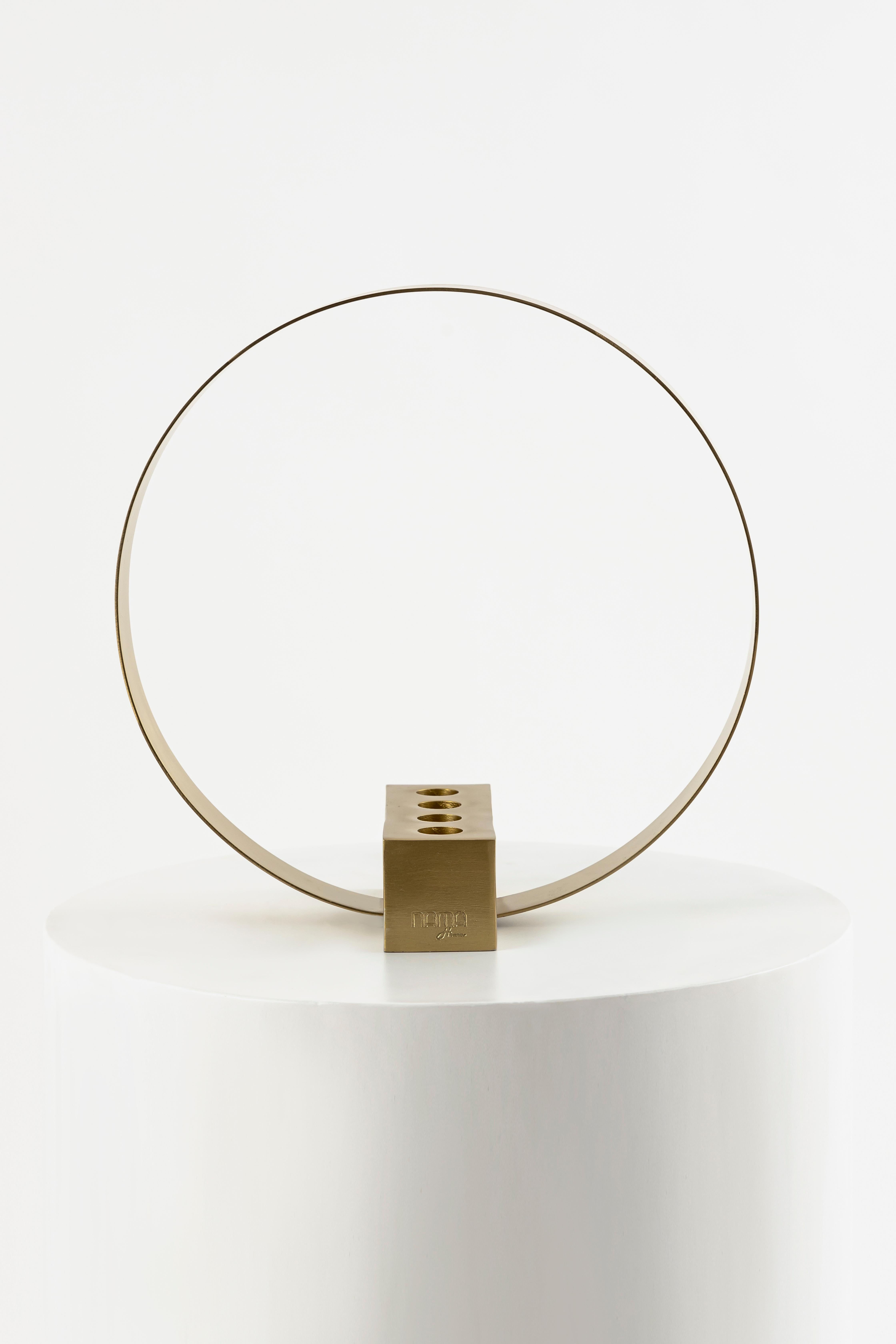 Come l'anello luminoso in cima alla testa di un angelo, l'Halo illuminerà il tuo arredamento moderno. L'audace design sferico eleva un semplice elemento d'arredo a pezzo forte da esposizione, fatto su misura per un tocco di glamour sobrio. Perché lo