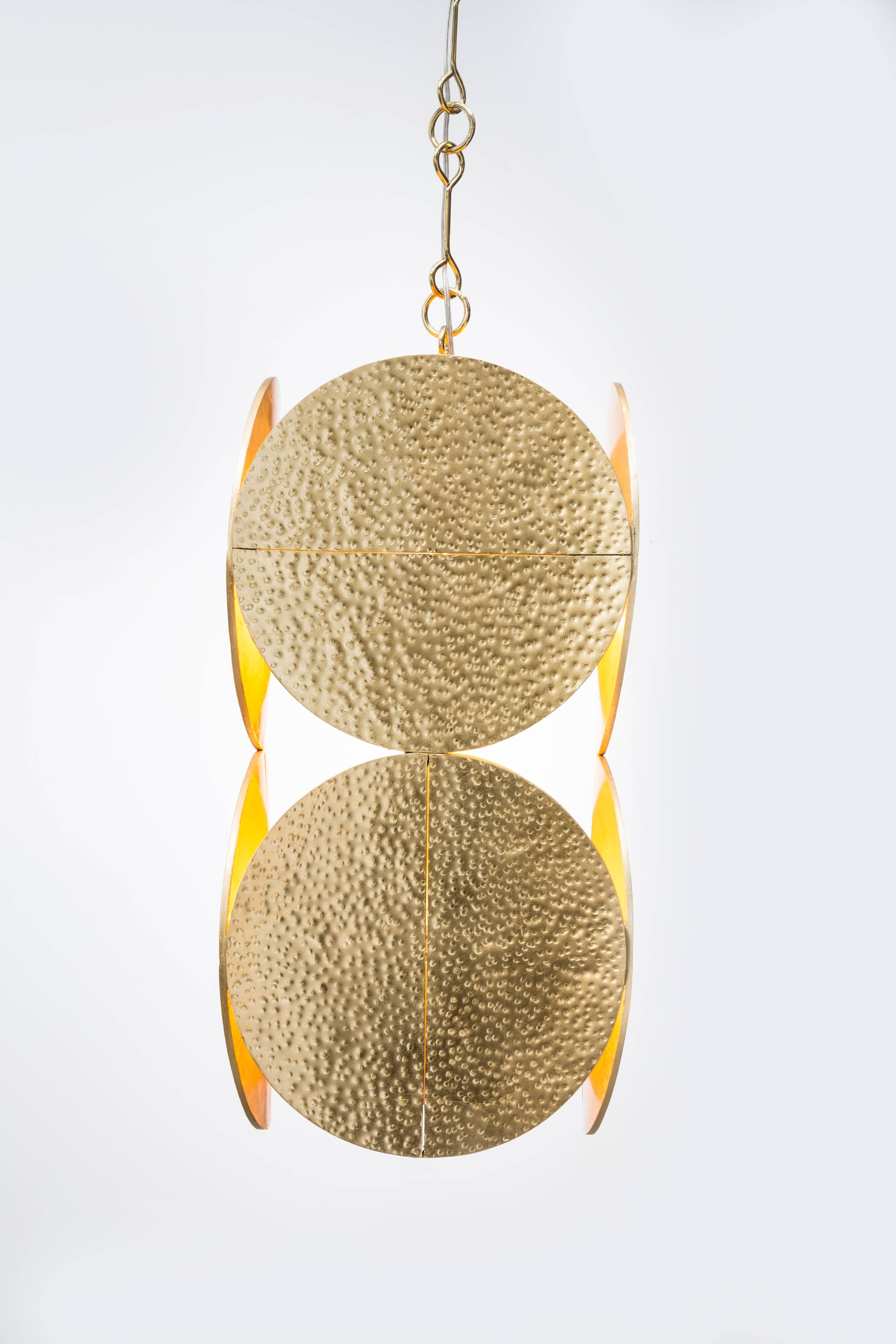 Moderno HALO CHANDELIER - Lampadario moderno in foglia d'oro con catena in ottone in vendita