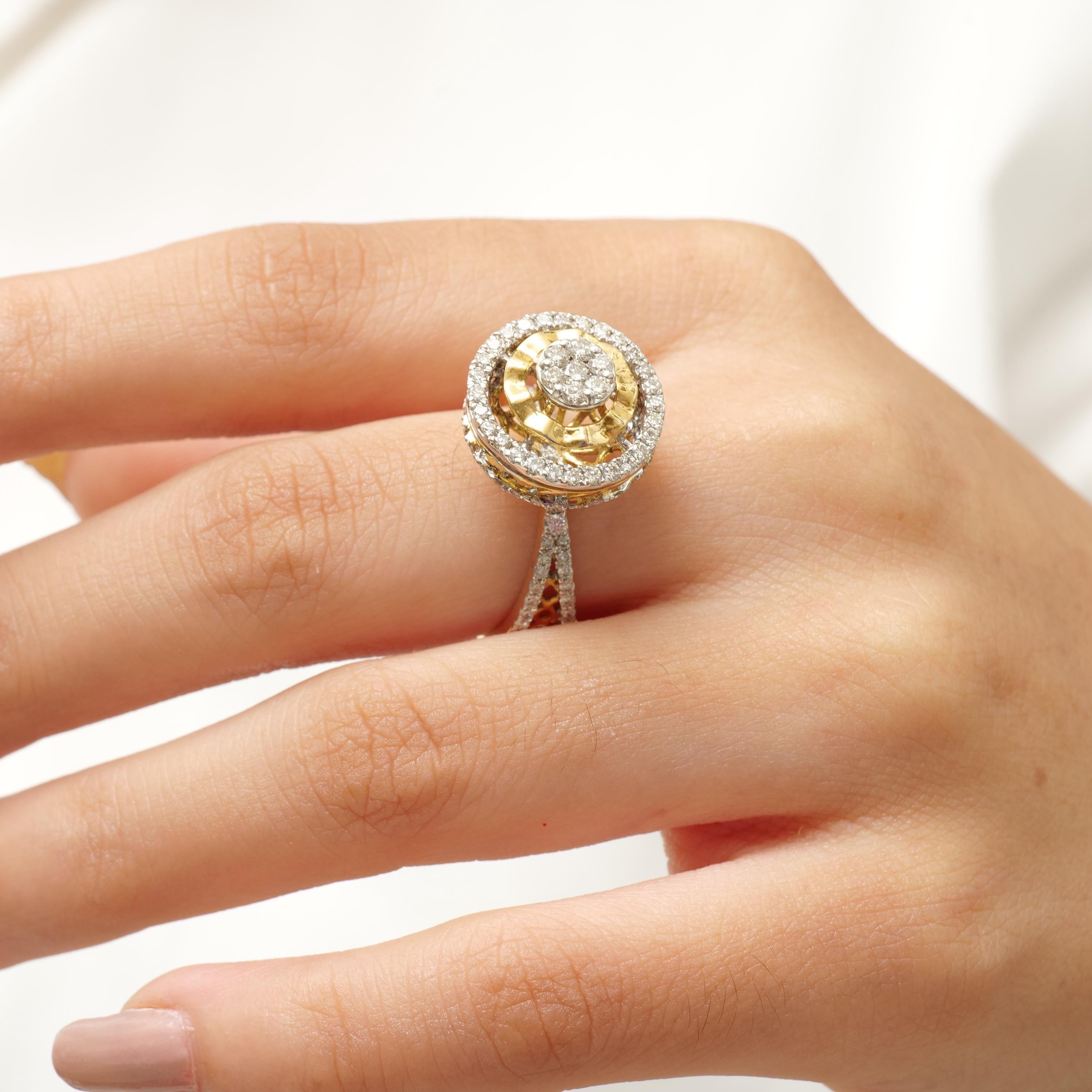 Taglio rotondo Anello Halo Cluster con doppio tono di diamanti in oro massiccio 14K (certificato) in vendita