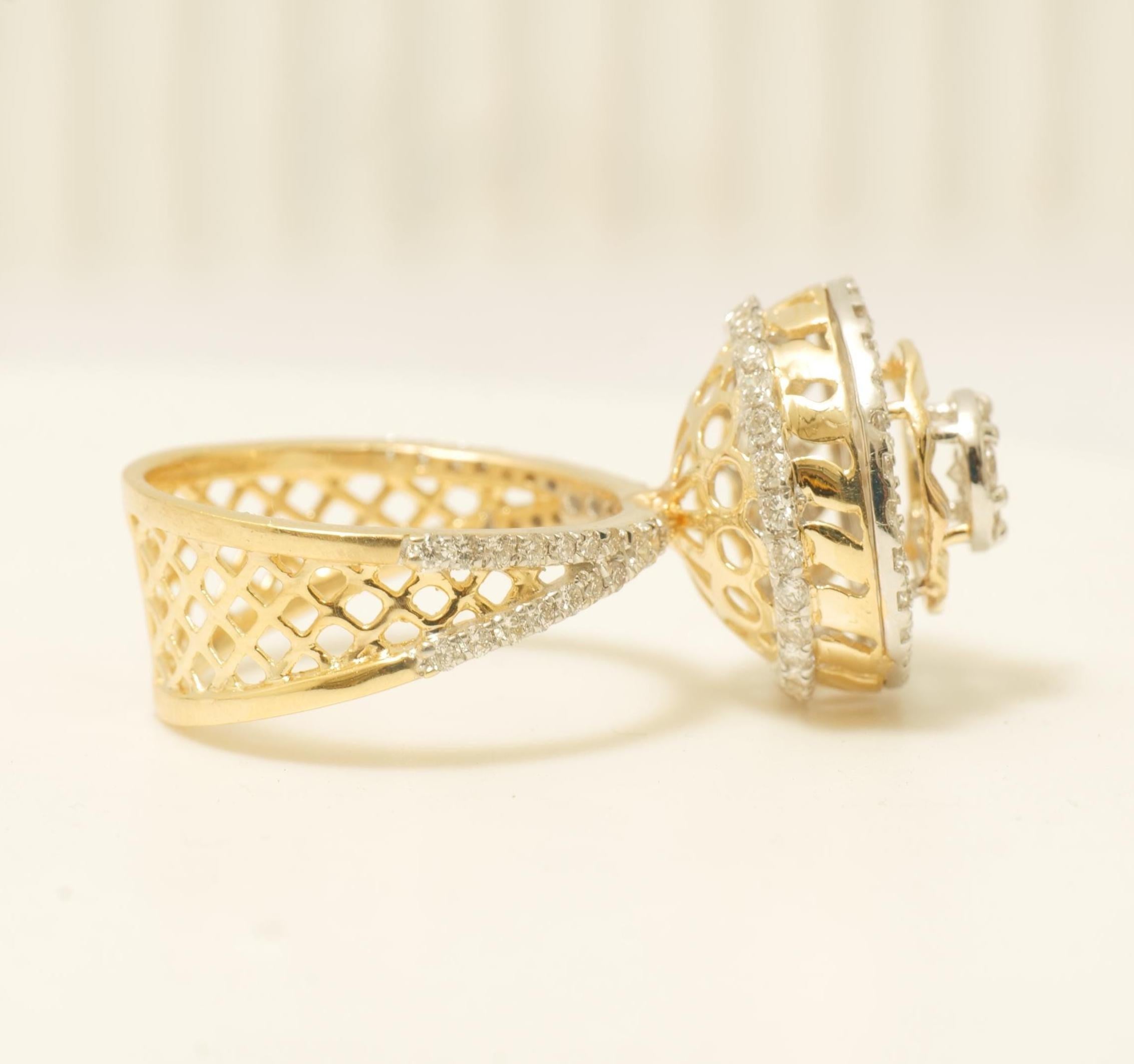 Anello Halo Cluster con doppio tono di diamanti in oro massiccio 14K (certificato) In condizioni Nuovo in vendita a New Delhi, DL