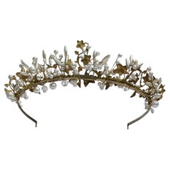 Halo & Co – Goldfarbene Tiara mit Efeublättern aus Draht, Kunstperlen und Kristallen