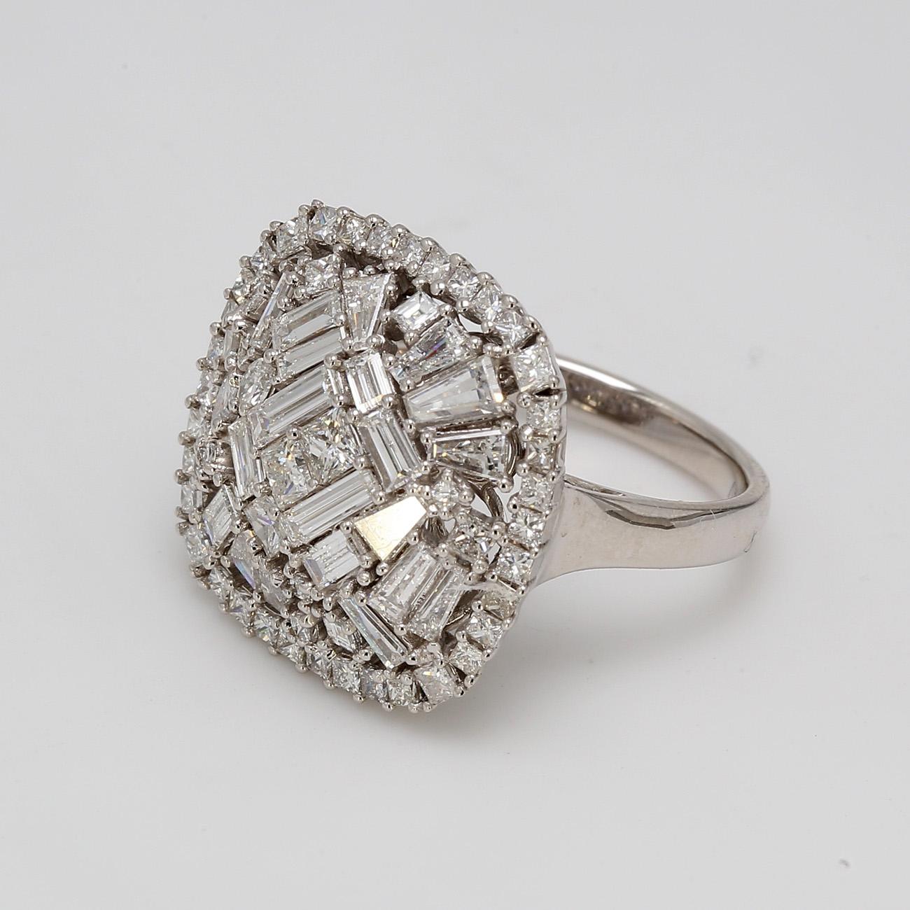 Bague halo de forme coussin en or blanc 18K avec des diamants de forme assortie sertis sur le devant. D3.32ct.t.w.