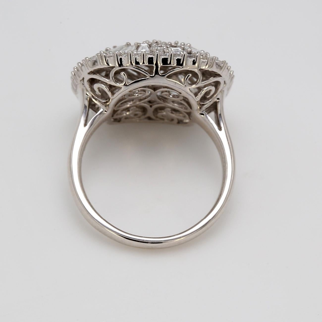 Taille princesse Bague de forme coussin avec des diamants de forme assortie. D3.32ct.t.w. en vente