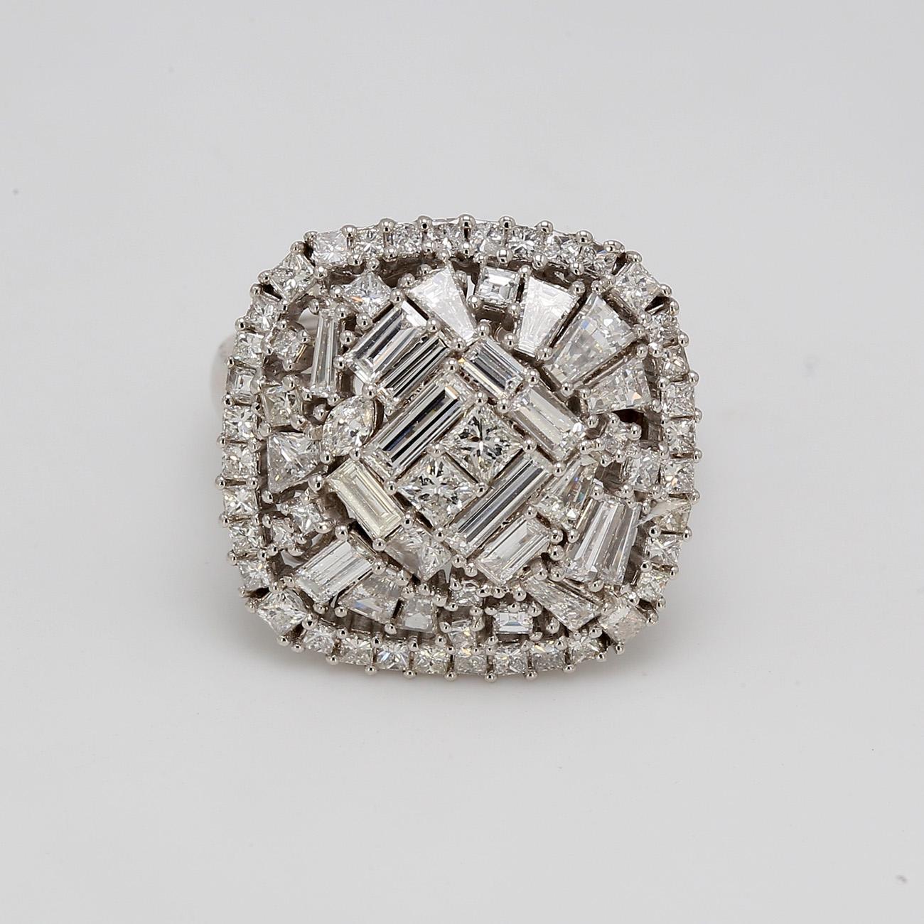 Bague de forme coussin avec des diamants de forme assortie. D3.32ct.t.w. Neuf - En vente à Los Angeles, CA