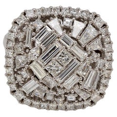 Kissenförmiger Ring mit Halo-Schliff und verschiedenen geformten Diamanten. D3.32ct.t.w.