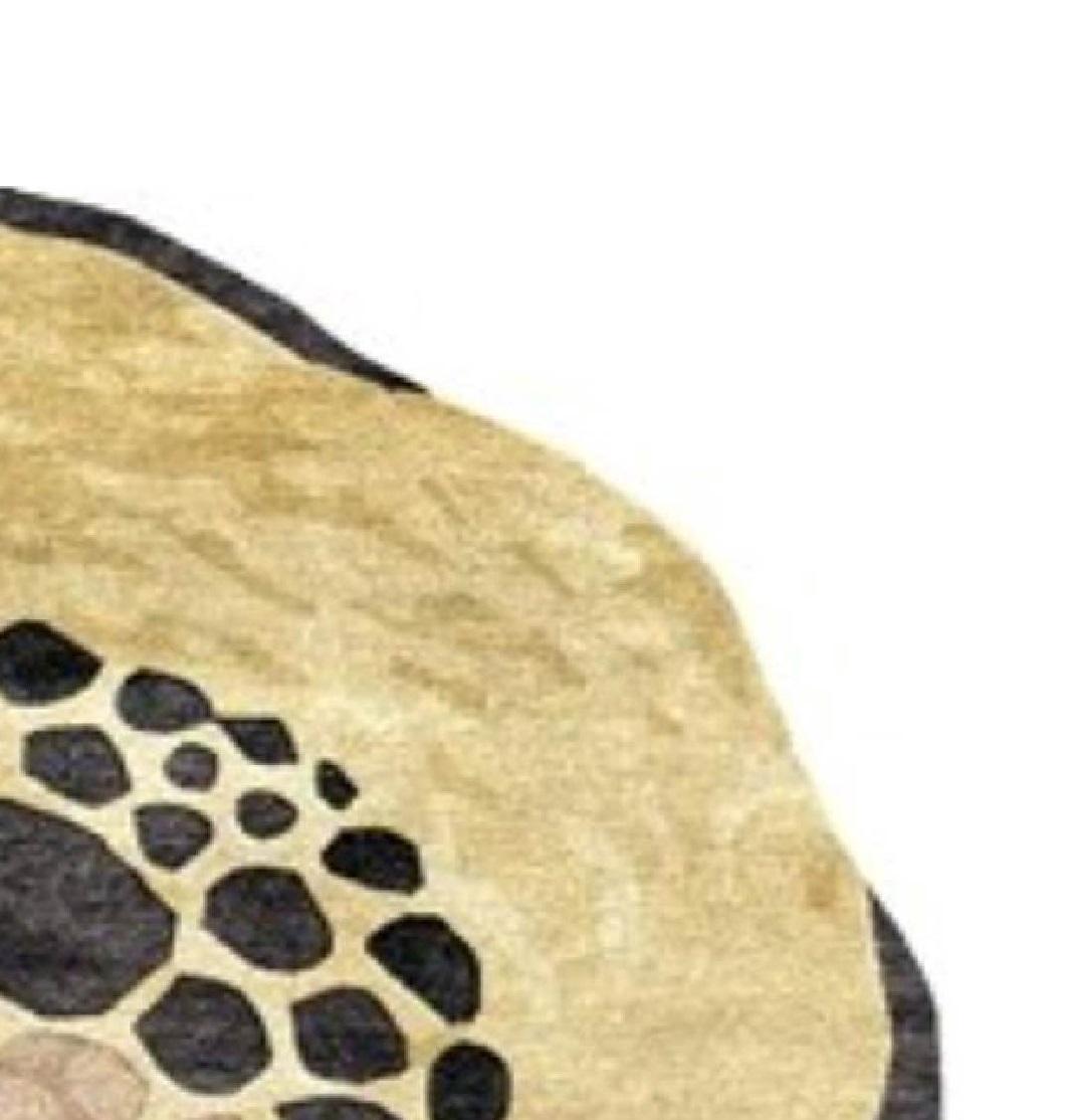 HALO est comme une aura autour d'un souvenir - des couches de couleurs, de mouvements et d'émotions disposées autour d'un centre calme. Sa structure visuelle présente une multitude de formes organiques - florales, croûteuses, branchues - dans des