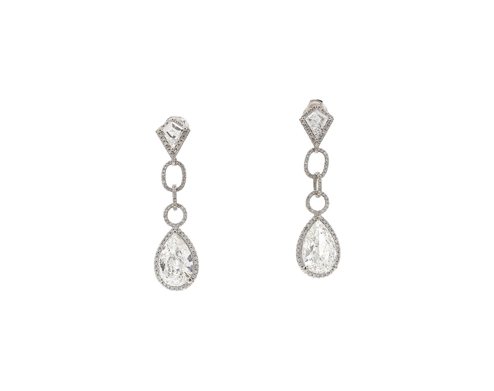 Boucles d'oreilles pendantes en or blanc 18 carats avec des anneaux sertis en pavé autour de formes en cerf-volant et des diamants naturels en forme de poire certifiés GIA E-F/SI1.  D7.40ct.t.w.  (Centres en forme de poire - 6.19ct.t.w.) 
