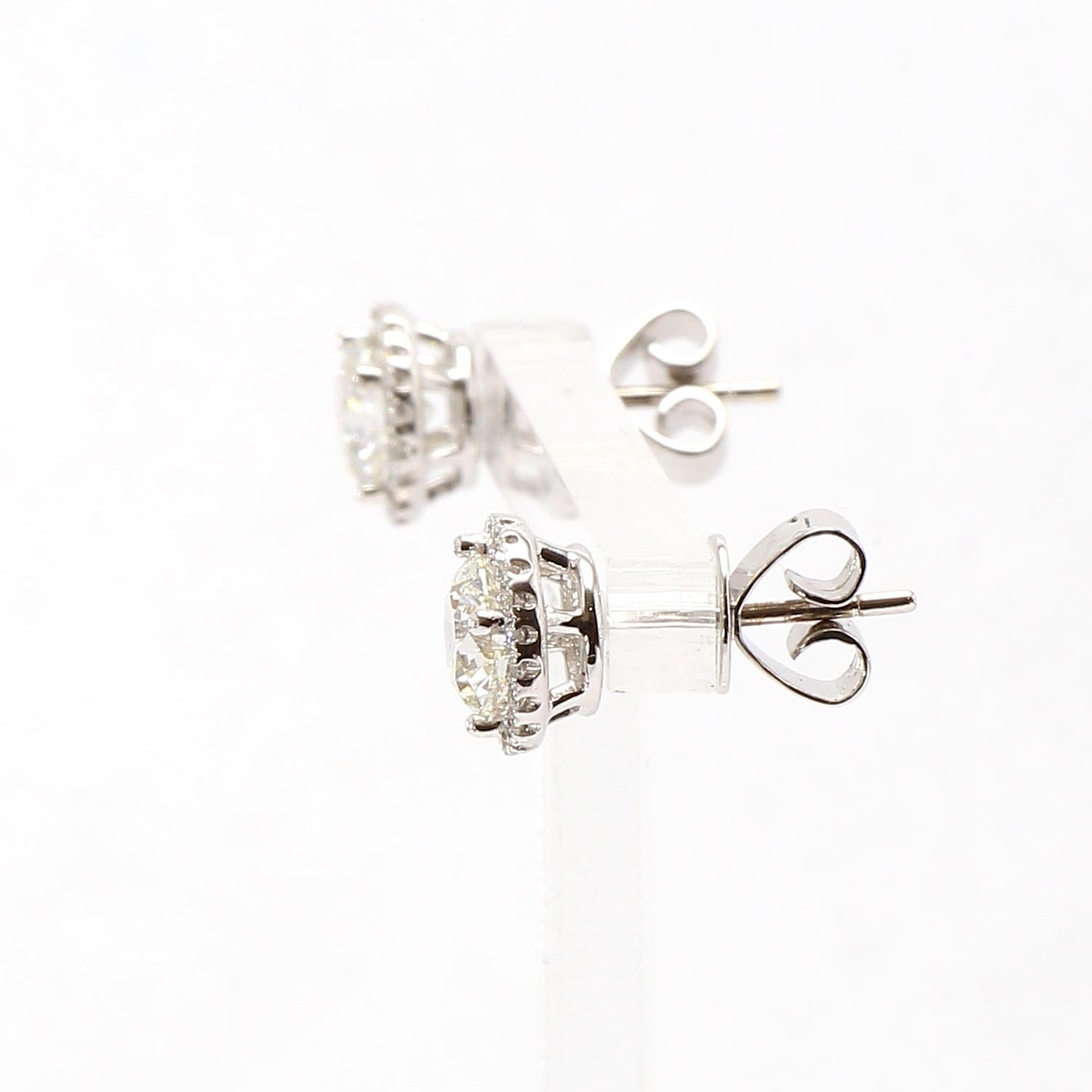 Halo Design Diamonds Studs Earrings in 18K White Gold Diamonds. In New Condition For Sale In New York, NY