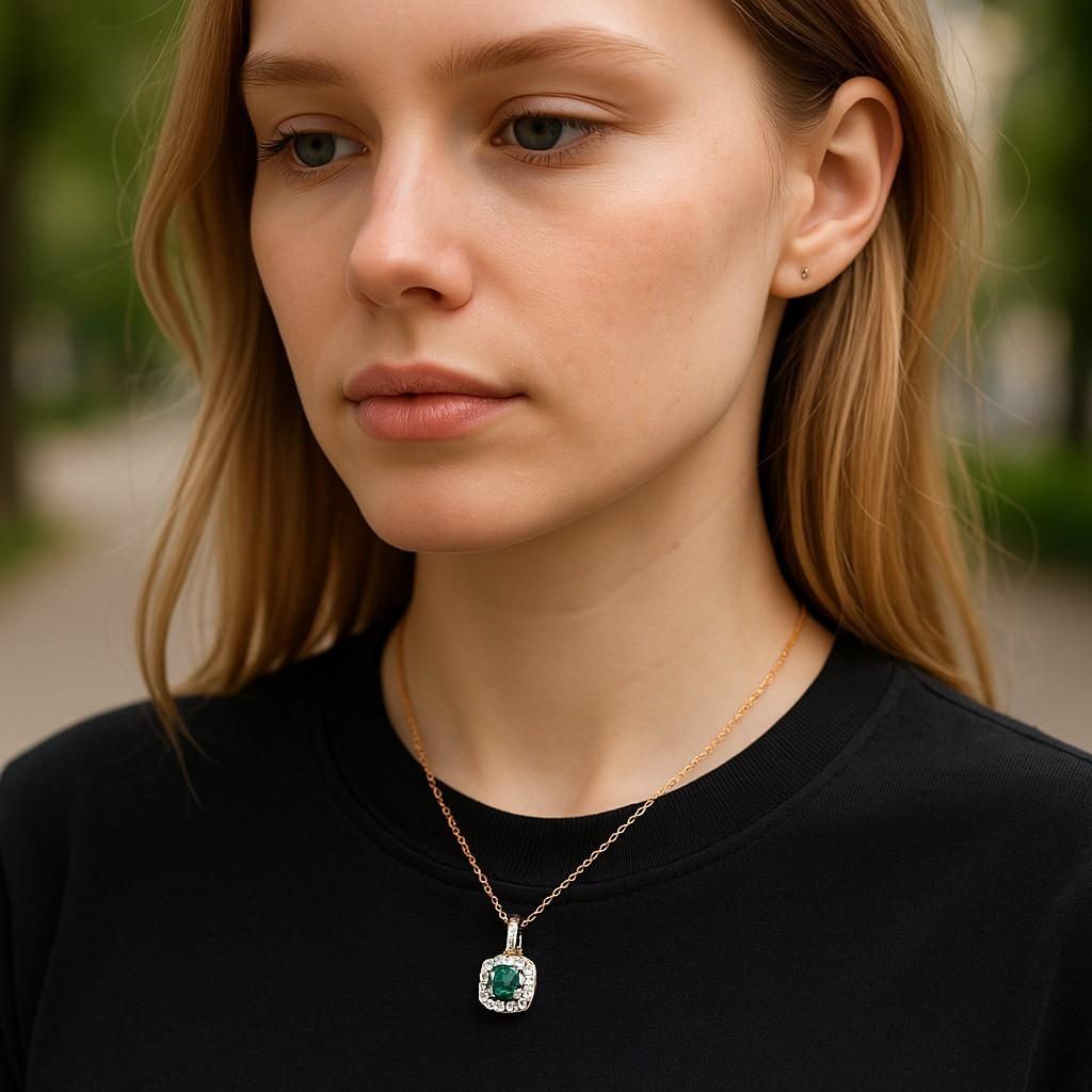 Nous vous présentons notre exquis collier pendentif Halo Diamond Round Emerald 0.75, un véritable chef-d'œuvre qui allie l'élégance intemporelle à la sophistication moderne. Fabriqué avec une attention méticuleuse aux détails, ce collier pendentif