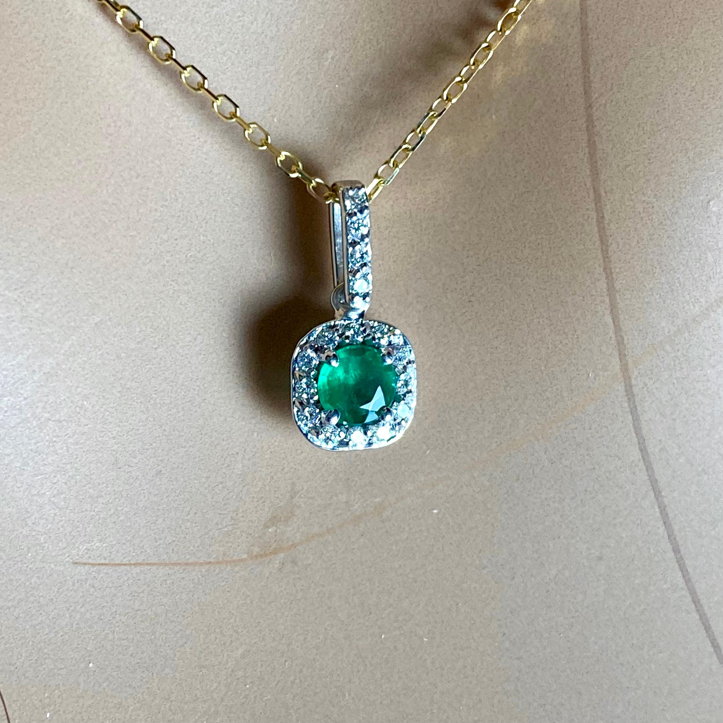 Taille ronde Collier en or jaune 14K avec pendentif Halo diamant et émeraude 0.75 en vente