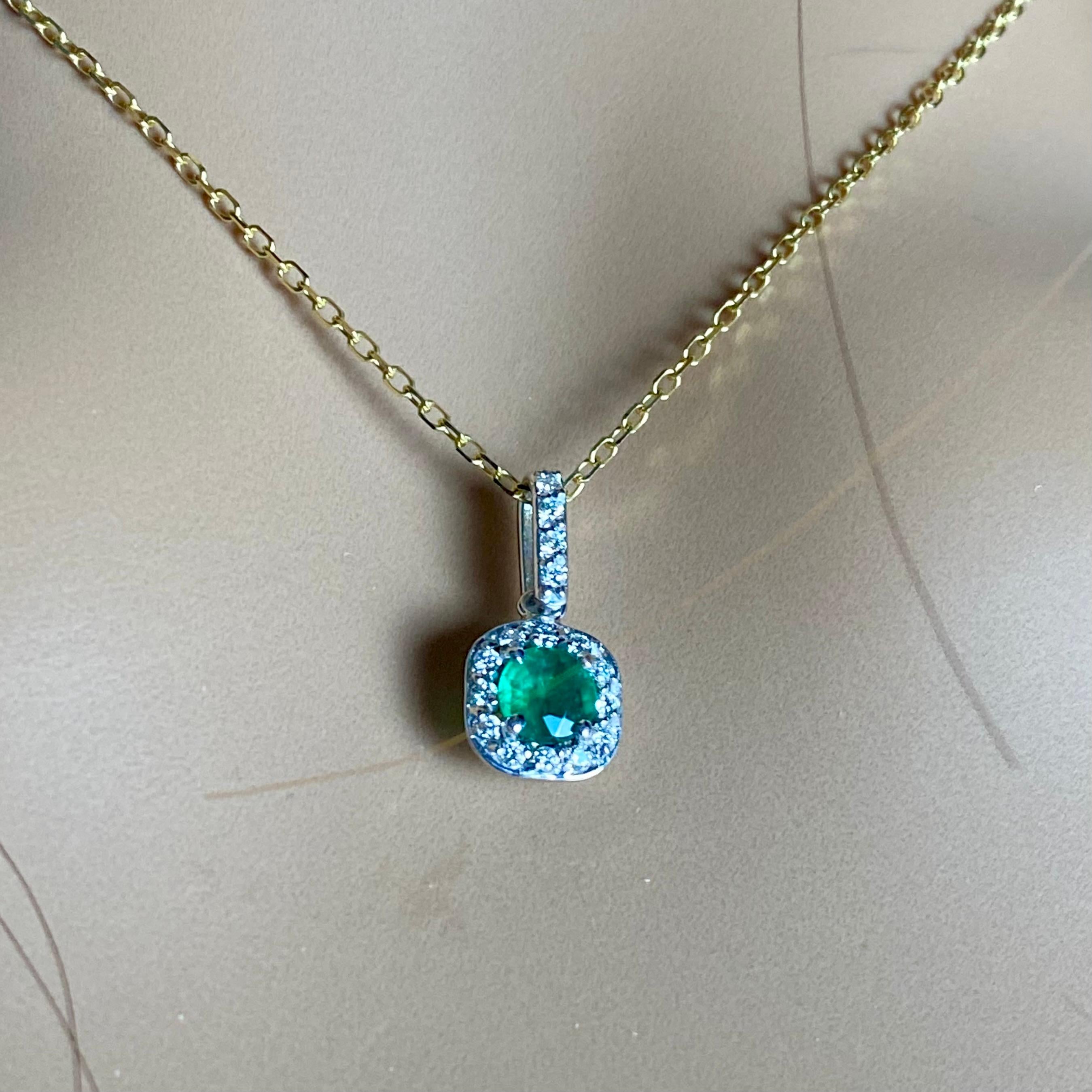 Collier en or jaune 14K avec pendentif Halo diamant et émeraude 0.75 Neuf - En vente à New York, NY