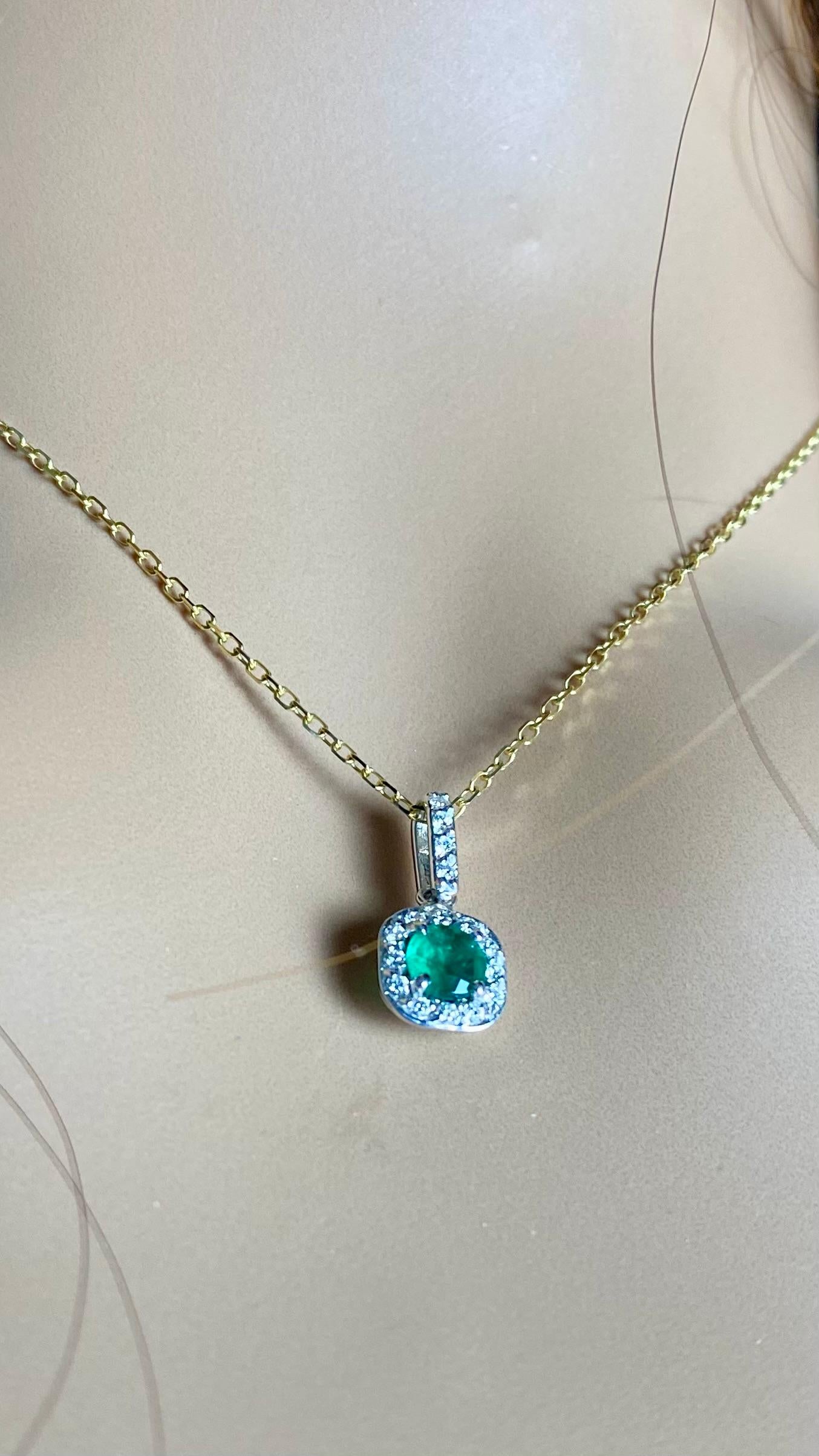 Collier en or jaune 14K avec pendentif Halo diamant et émeraude 0.75 Pour femmes en vente