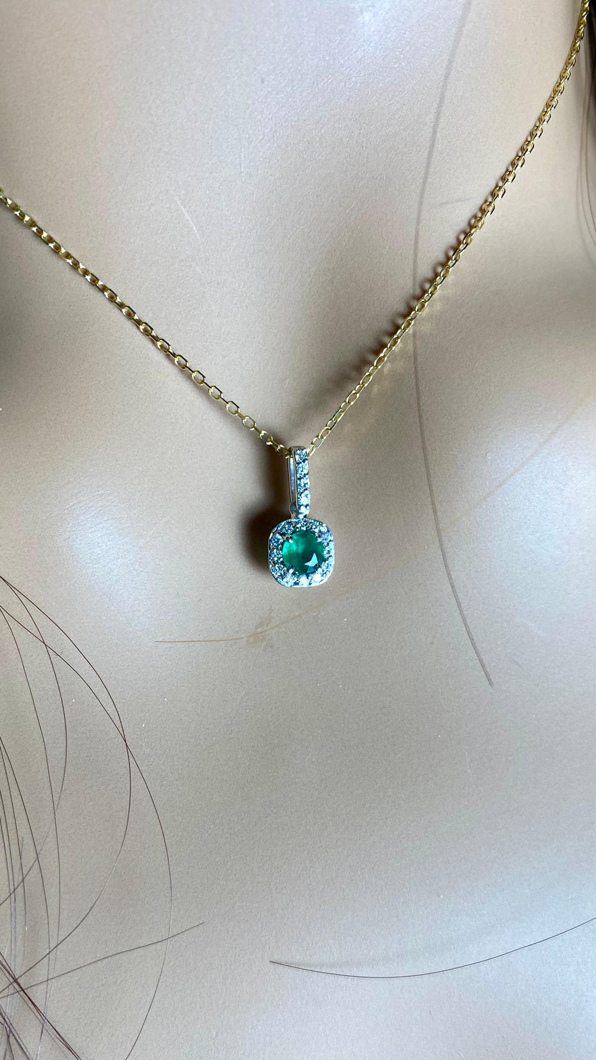 Collier en or jaune 14K avec pendentif Halo diamant et émeraude 0.75 en vente 1