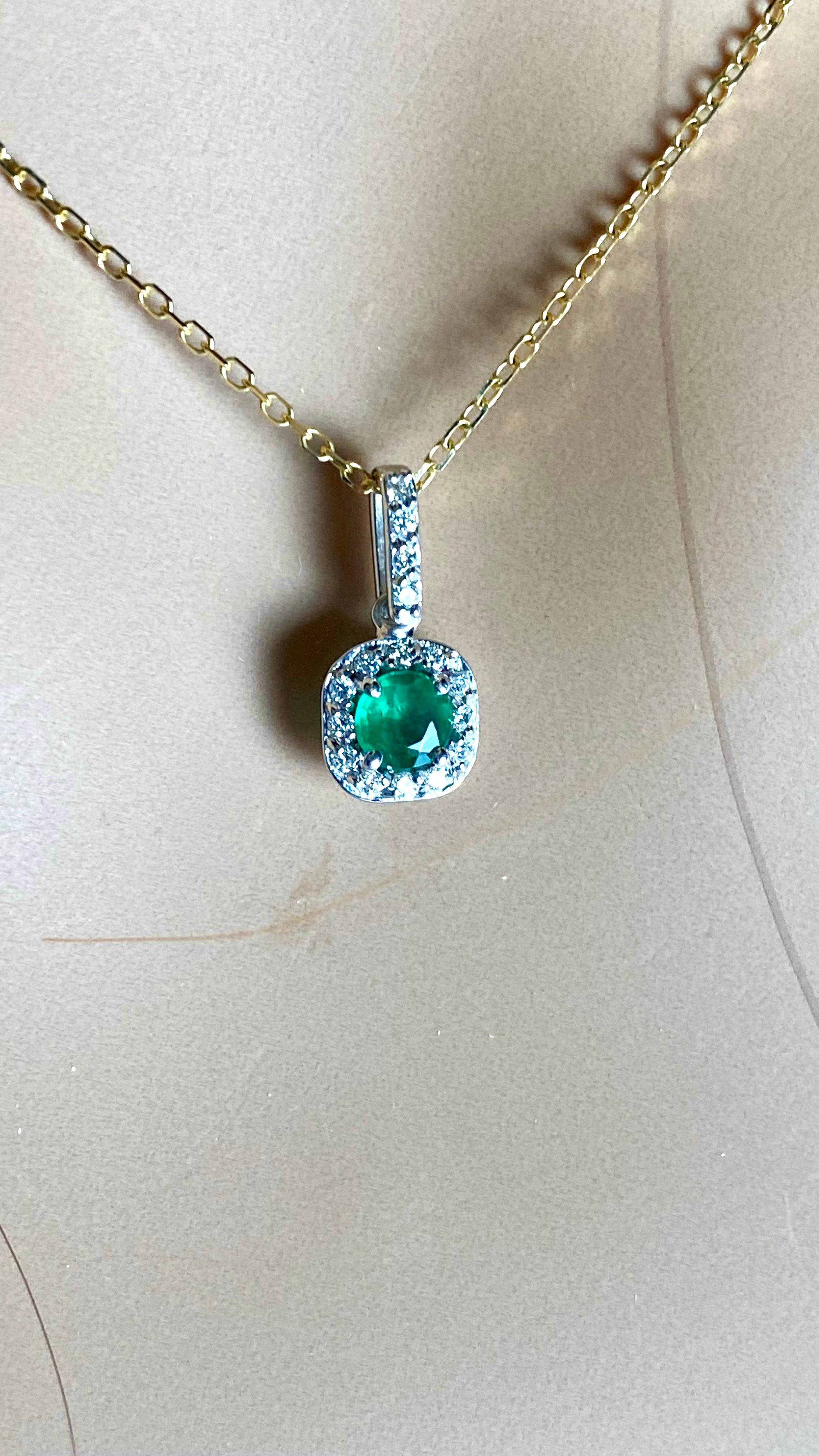 Collier en or jaune 14K avec pendentif Halo diamant et émeraude 0.75 en vente 2