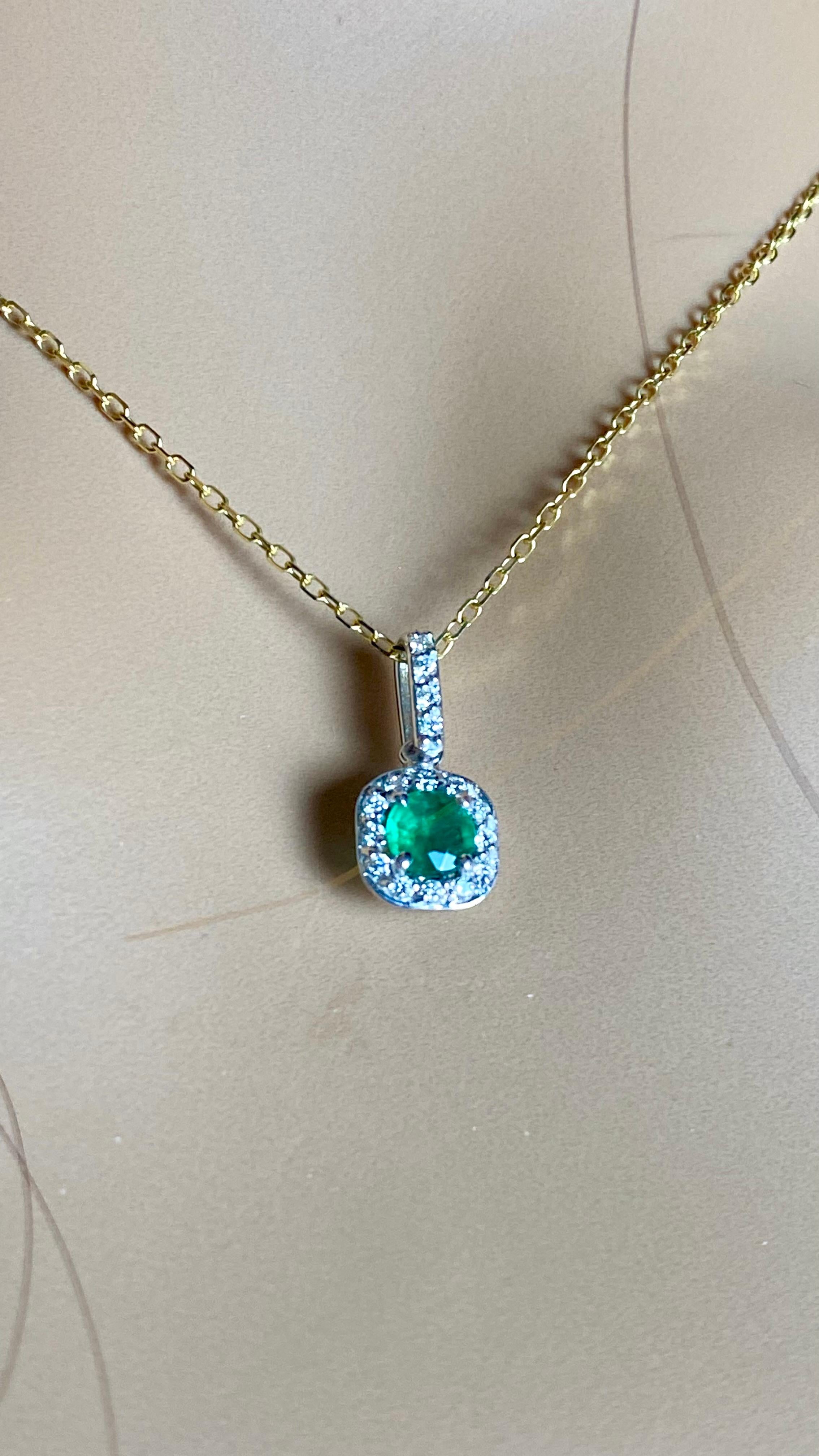 Collier en or jaune 14K avec pendentif Halo diamant et émeraude 0.75 en vente 3