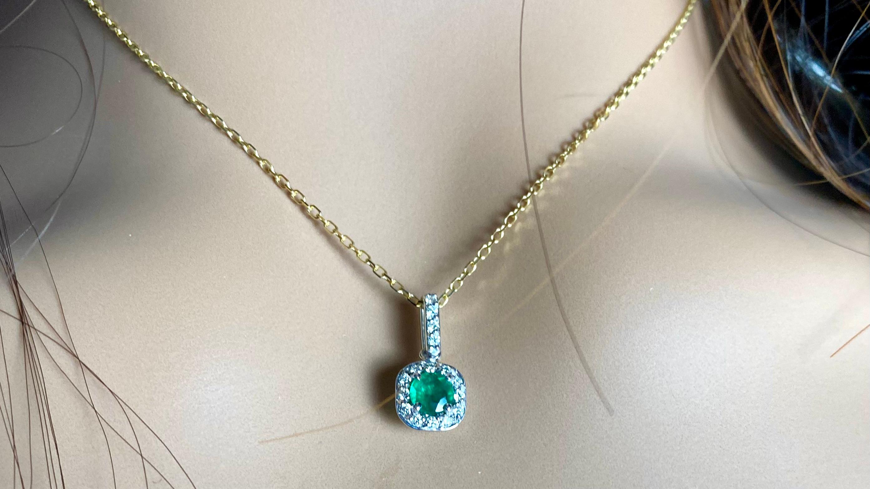 Collier en or jaune 14K avec pendentif Halo diamant et émeraude 0.75 en vente 4
