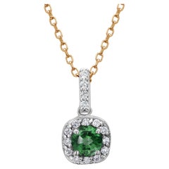 Colgante Halo de Diamantes y Esmeralda 0,75 Collar de Oro Amarillo de 14K