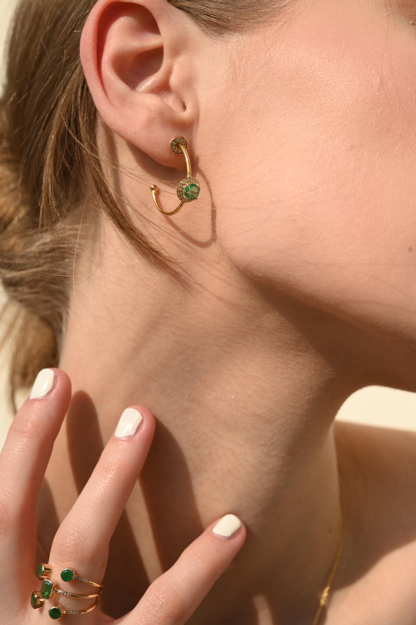 Taille ronde Boucles d'oreilles C.I.C. en or jaune massif 14k, ornées de diamants et d'émeraudes en forme de halo en vente