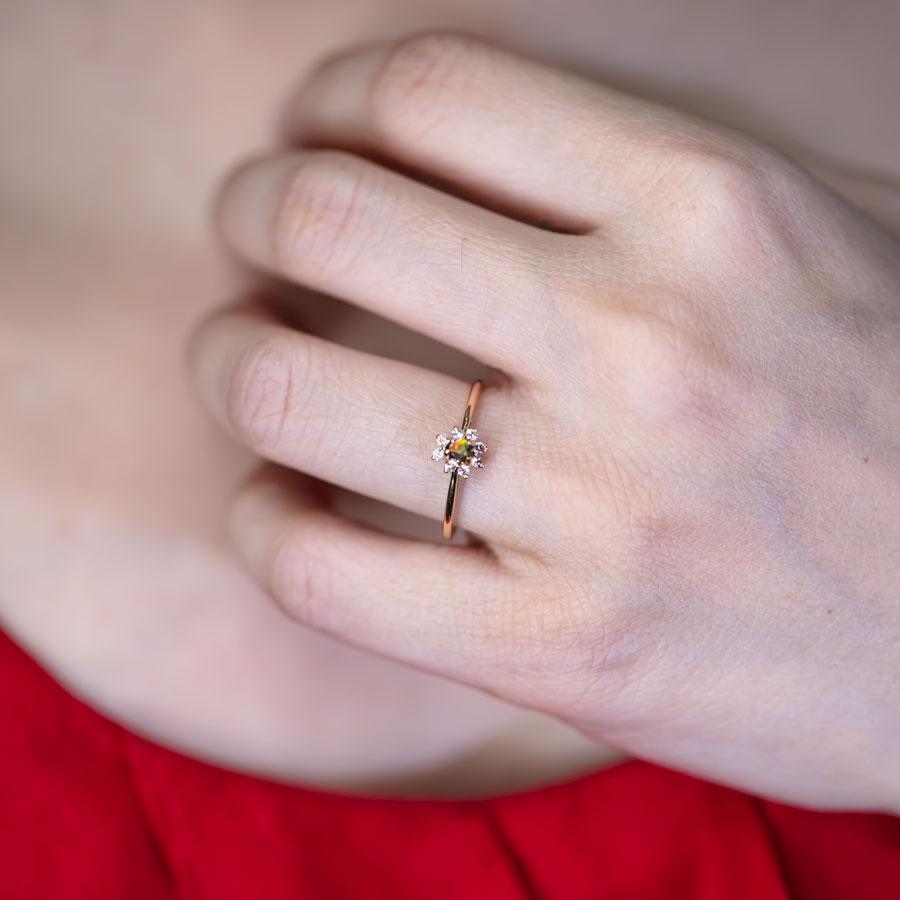 Halo Diamond Boulder Opal Engagement Ring 18K Yellow Gold (Arts and Crafts) im Angebot