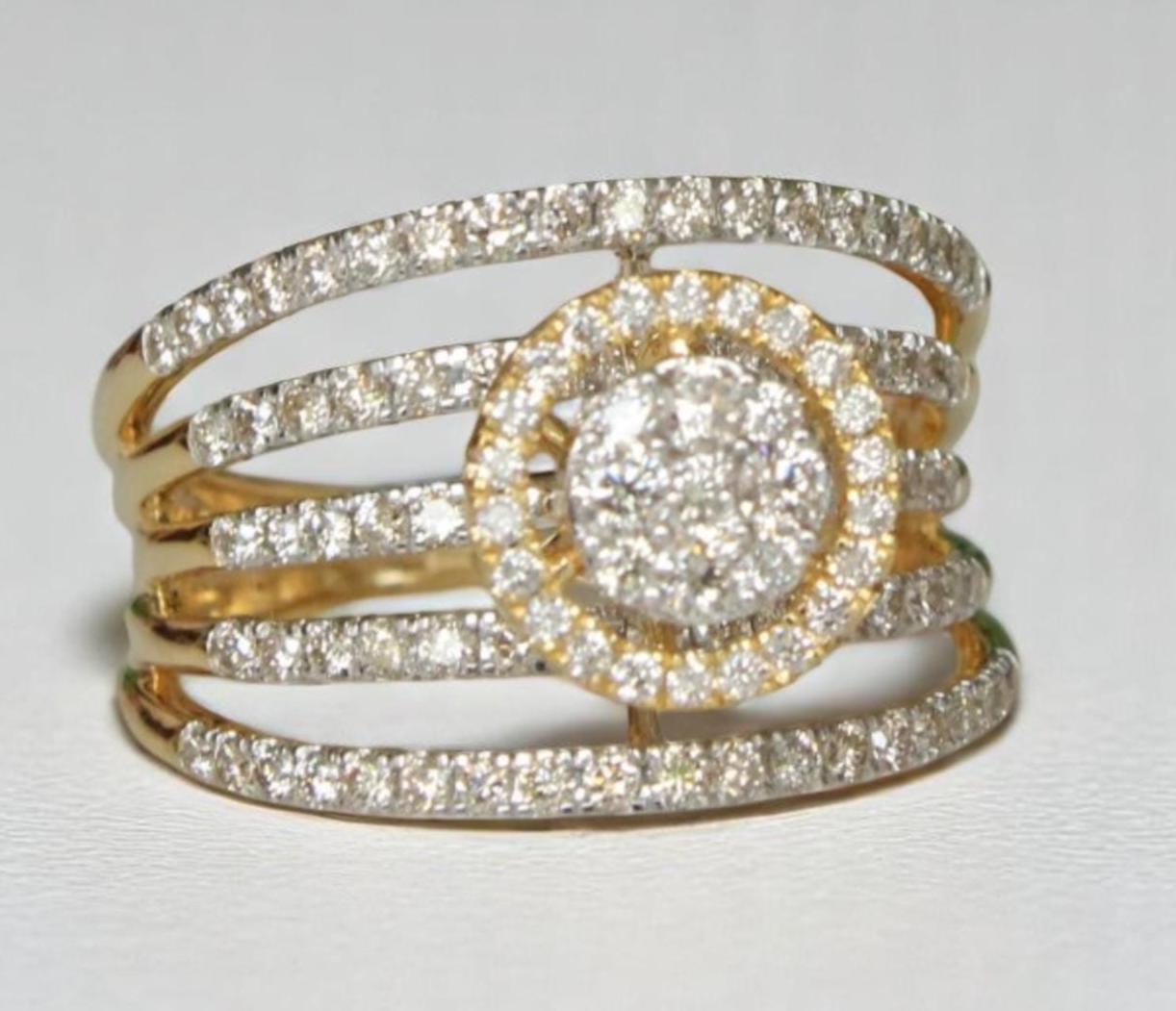 Anello di fidanzamento con diamante a forma di aureola in oro massiccio 14K (certificato) In condizioni Nuovo in vendita a New Delhi, DL