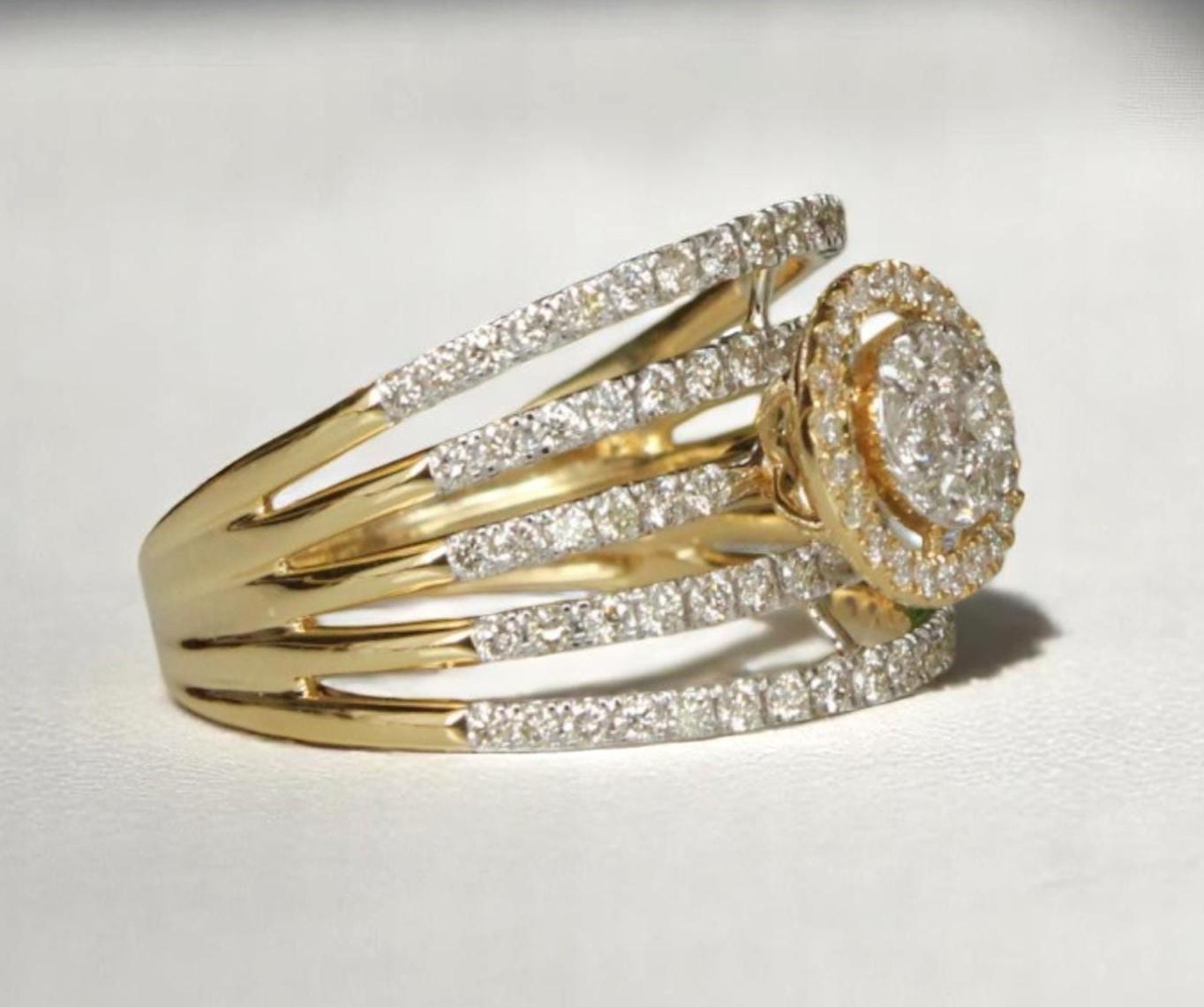 Donna Anello di fidanzamento con diamante a forma di aureola in oro massiccio 14K (certificato) in vendita