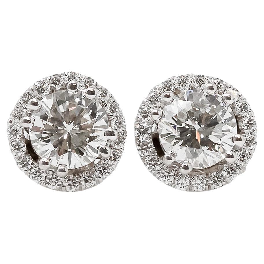 Borchia con diamante Halo da 0,30 carati.