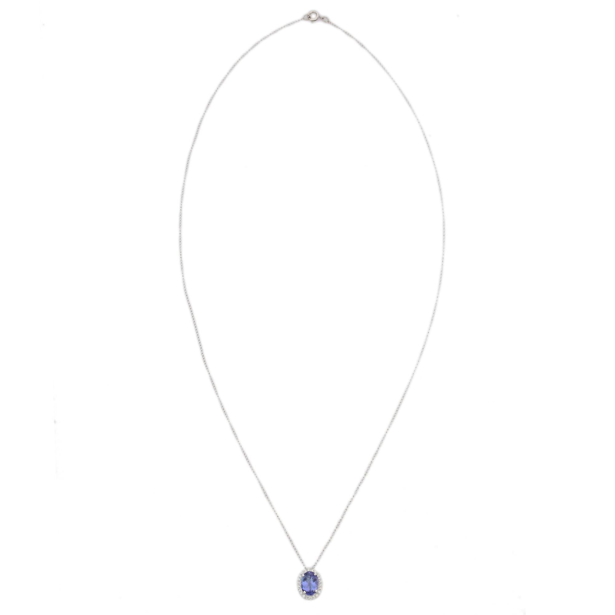 Collana solitaria Everyday Halo Diamond Tanzanite in oro 18K con diamante tempestato di tanzanite ovale. Questo splendido gioiello eleva immediatamente un look casual o un abito elegante. 
La tanzanite porta energia, calma e felicità nella vita.