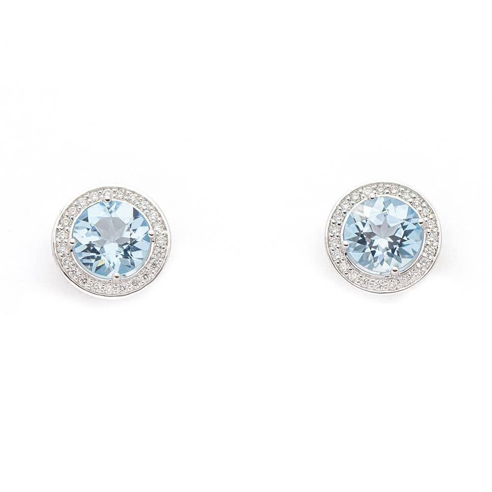 White Gold and Blue Topaz earrings : 46x Brilliant Cut Diamonds with a total weight of 0.14 cts. in G/VS quality : 2x Round Cut Topazes with a total weight of 1.80ct. : 18kt White Gold : 2.29 grams : Clasp : Brand new product : Ref.:D359673LF
