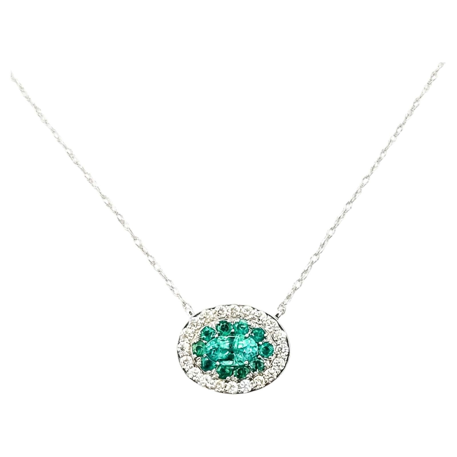 Collier « Halo » avec émeraudes et diamants, en or blanc 14 carats