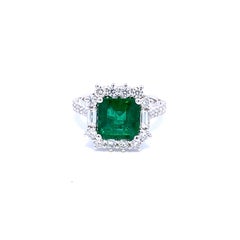 Halo Halo-Ring mit Smaragdschliff und Diamant-Baguettes
