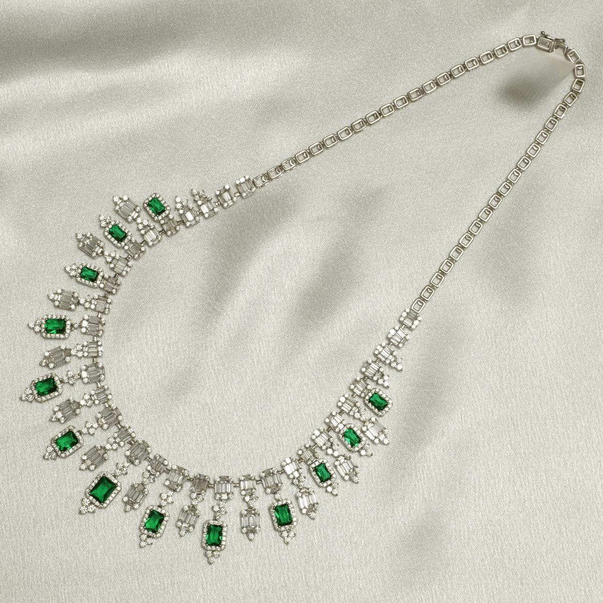 Halo Emerald Diamond Drop Necklace in 14K Solid Gold (Certified) In New Condition For Sale In New Delhi, DL
