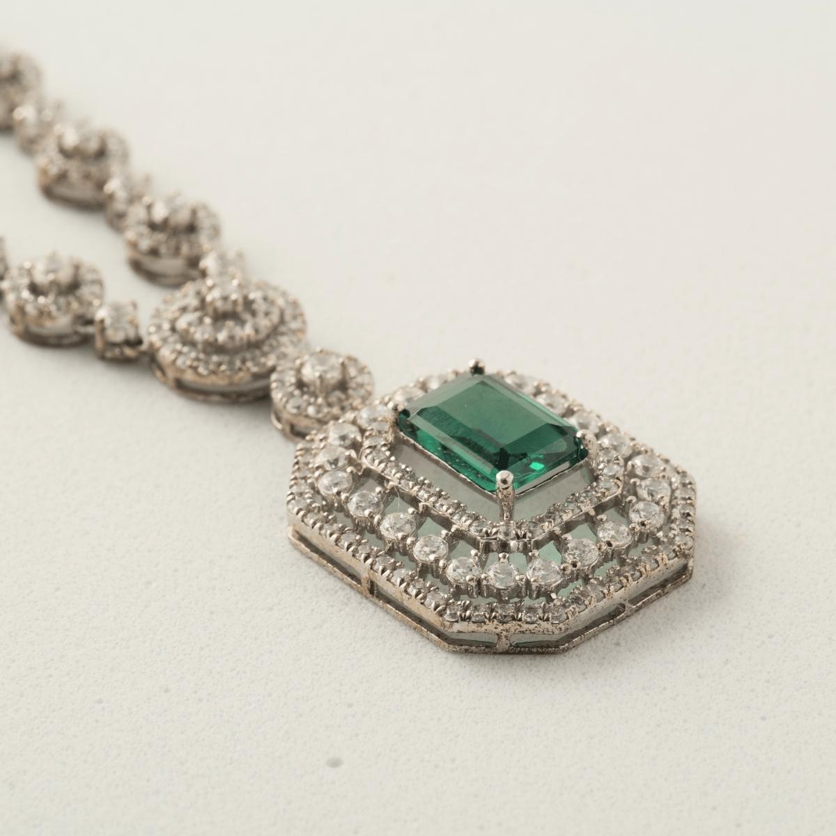 Halo Emerald Diamond Necklace in 14K Solid Gold (Certified) In New Condition For Sale In New Delhi, DL