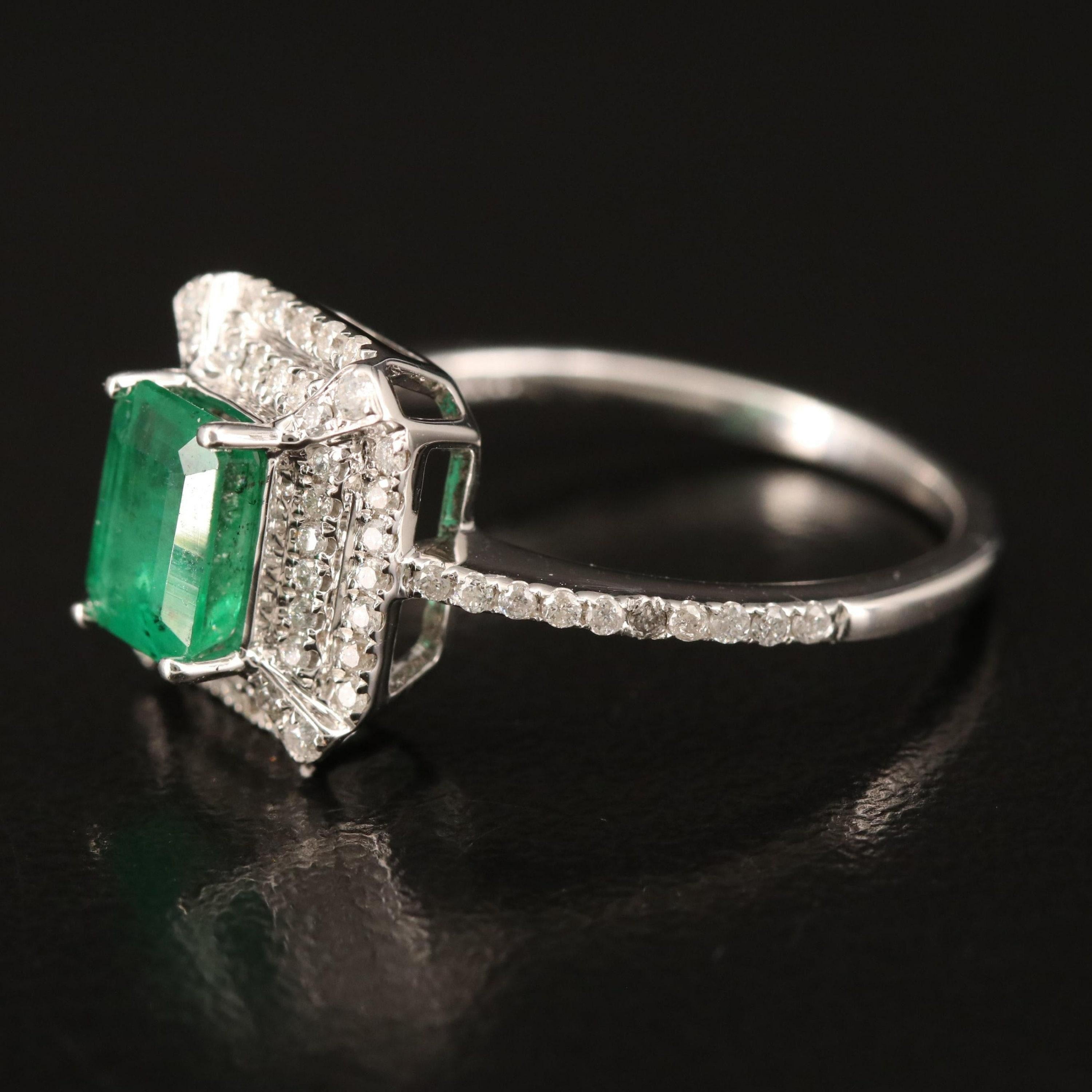 Im Angebot: Halo-Smaragd-Verlobungsring, Smaragd-Verlobungsring mit Smaragd () 3
