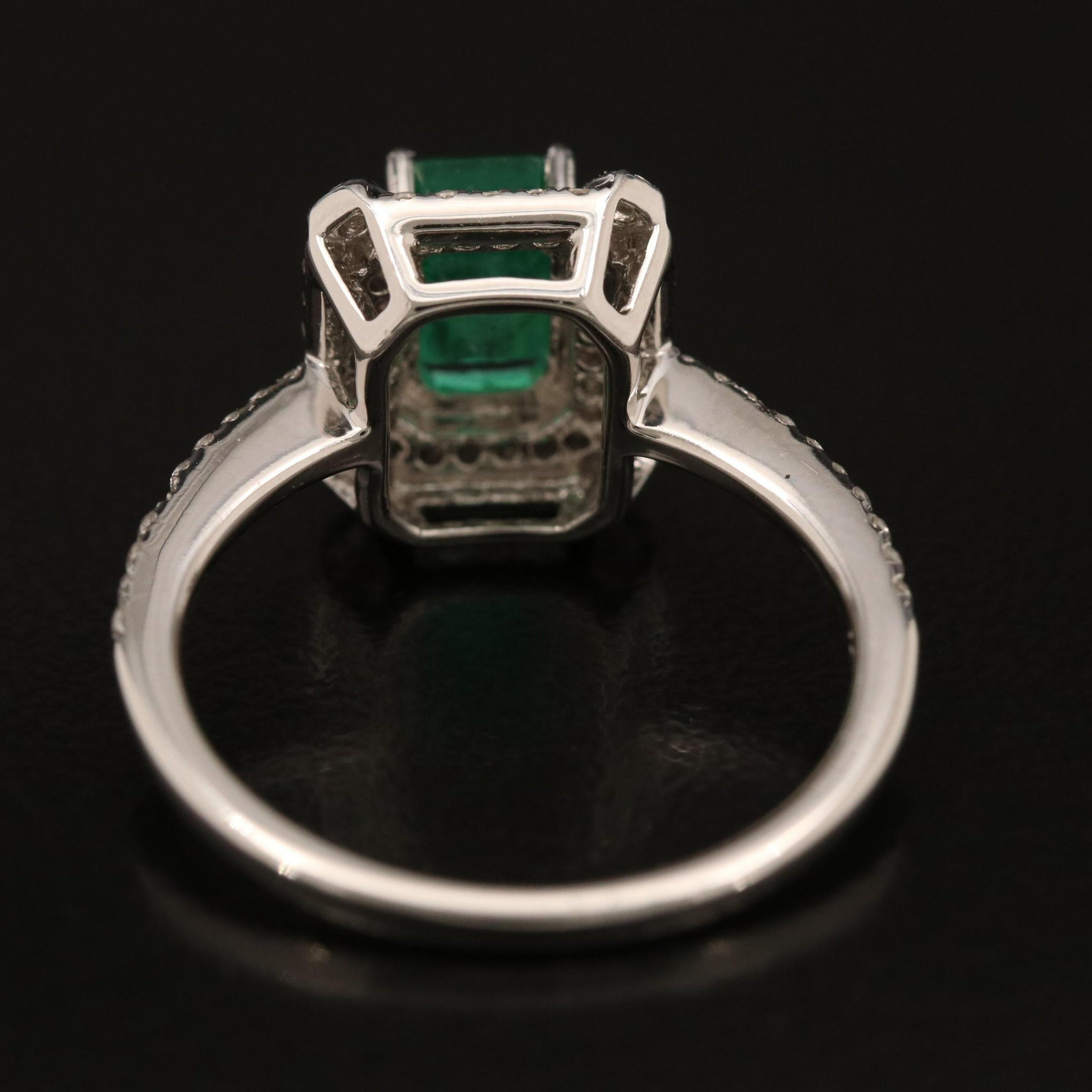 Im Angebot: Halo-Smaragd-Verlobungsring, Smaragd-Verlobungsring mit Smaragd () 4