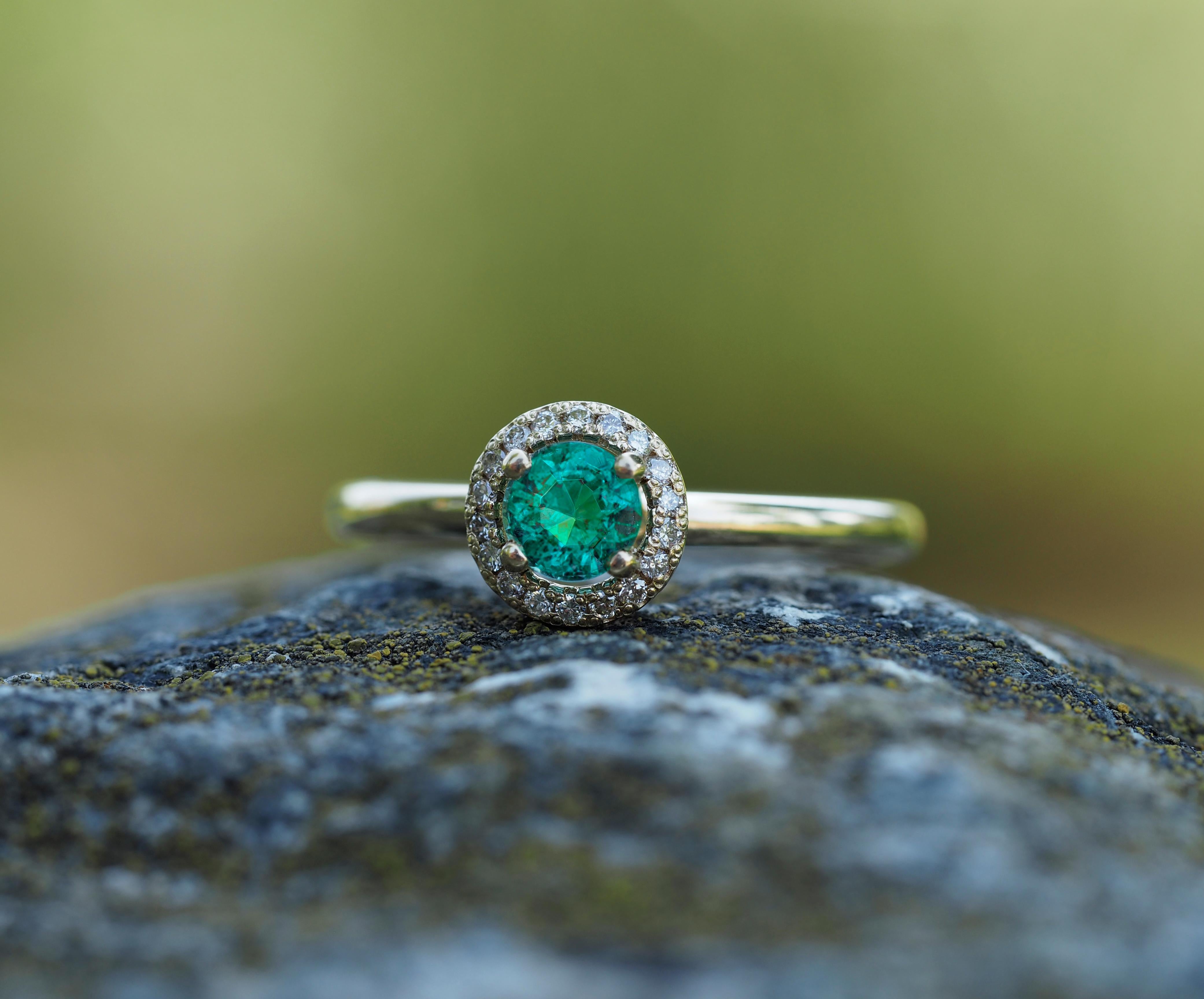 For Sale:  Halo Emerald Ring with Diamonds in 14 Karat Gold 3