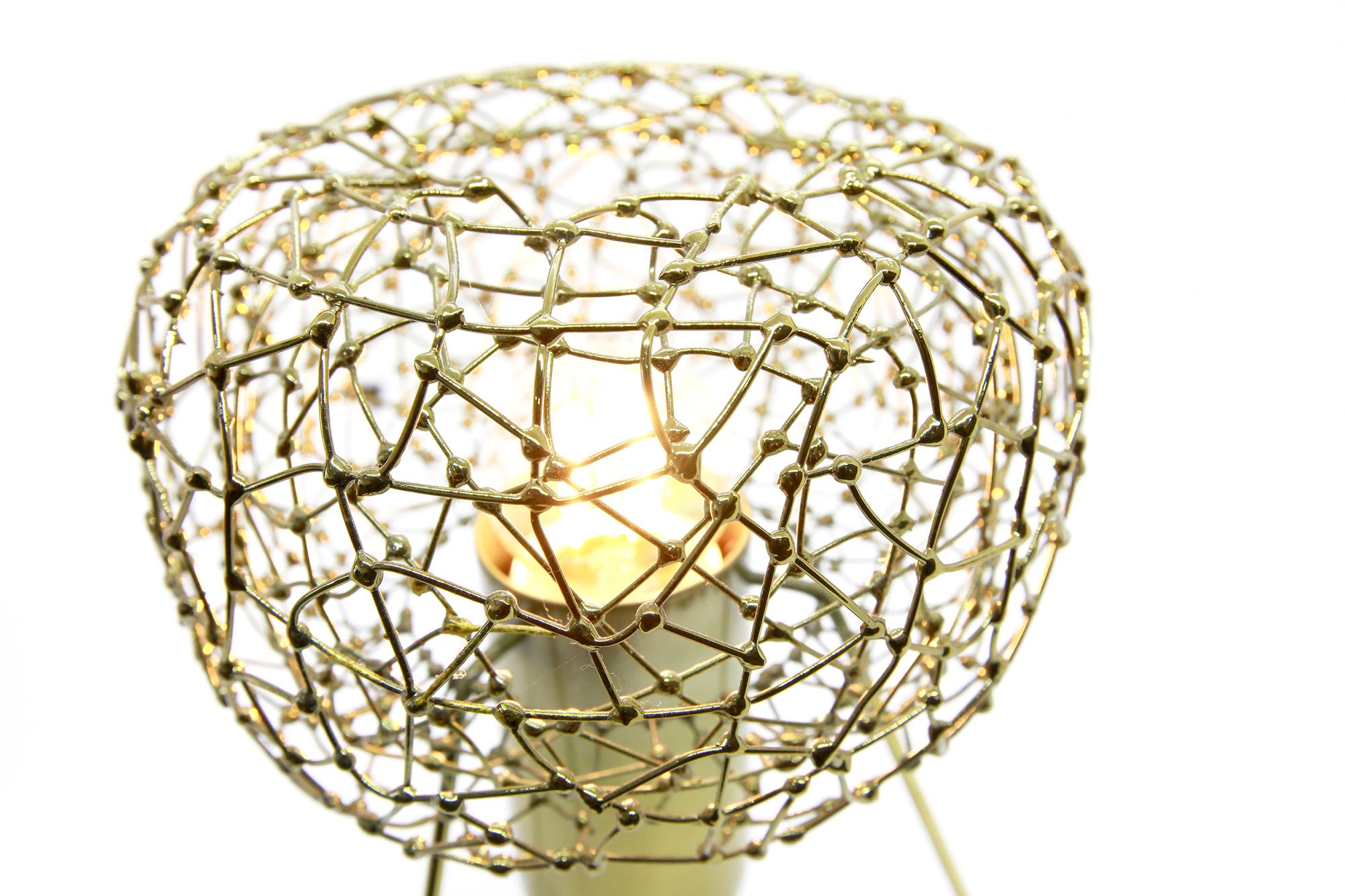 Lampe de table en finition laiton, 