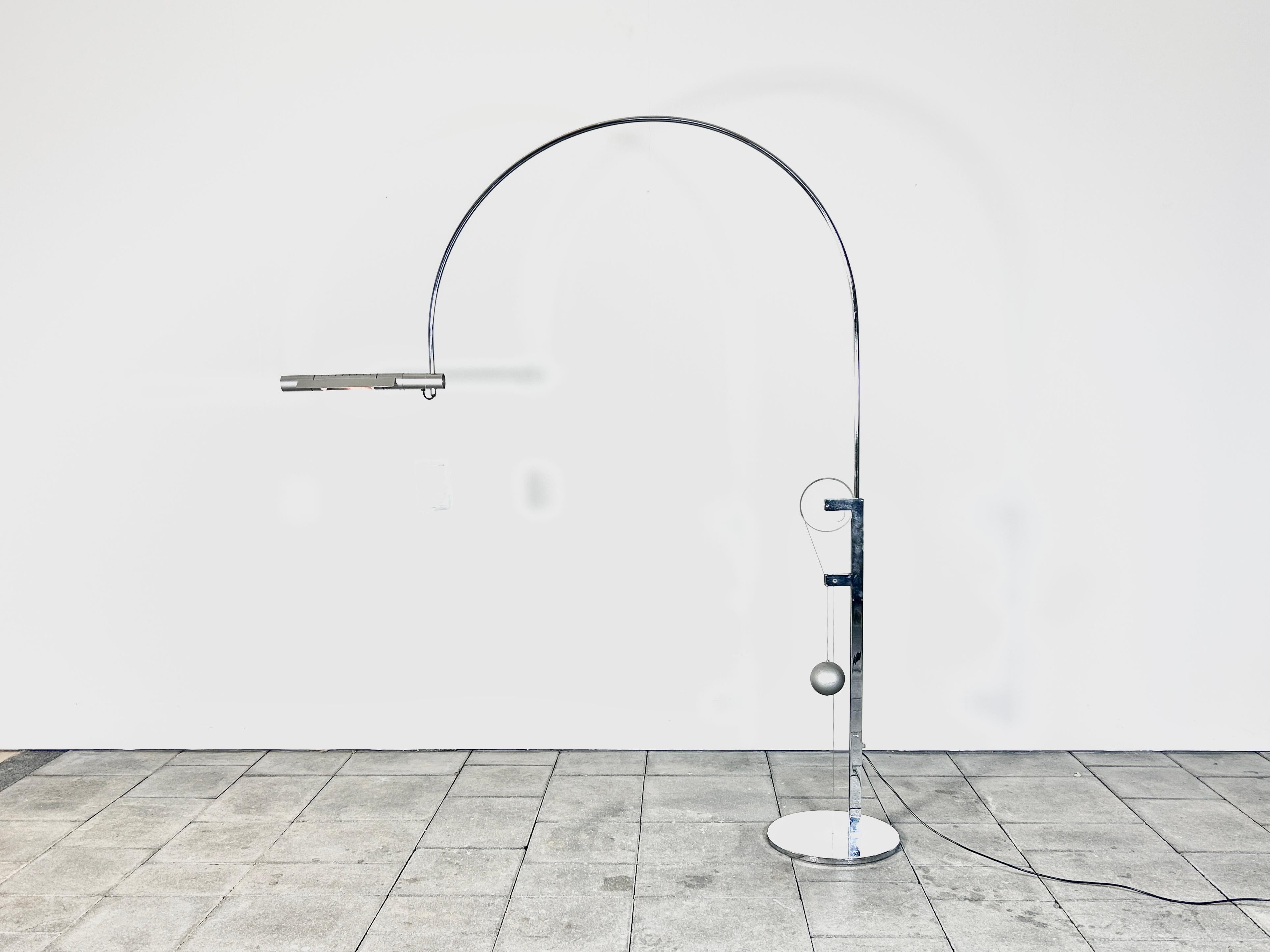 Swisslamps international Halo Mobile floor lamp

Designed by A. and R. Baltensweiler 

Manufactured ca. 1980 by Swisslamps International, Switzerland

Very elaborate construction in chrome-plated flat steel and satinated aluminum, with several