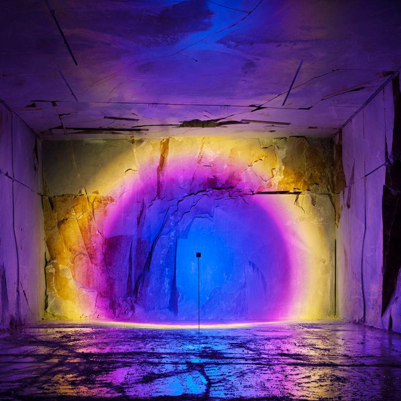 Halo Giga is five times more powerful than Halo One. This incredible lamp can achieve a projection of up to 10 meters of diameter at night. It projects a stunning and colorful circle, creating a unique atmosphere in every space. Carved from a solid