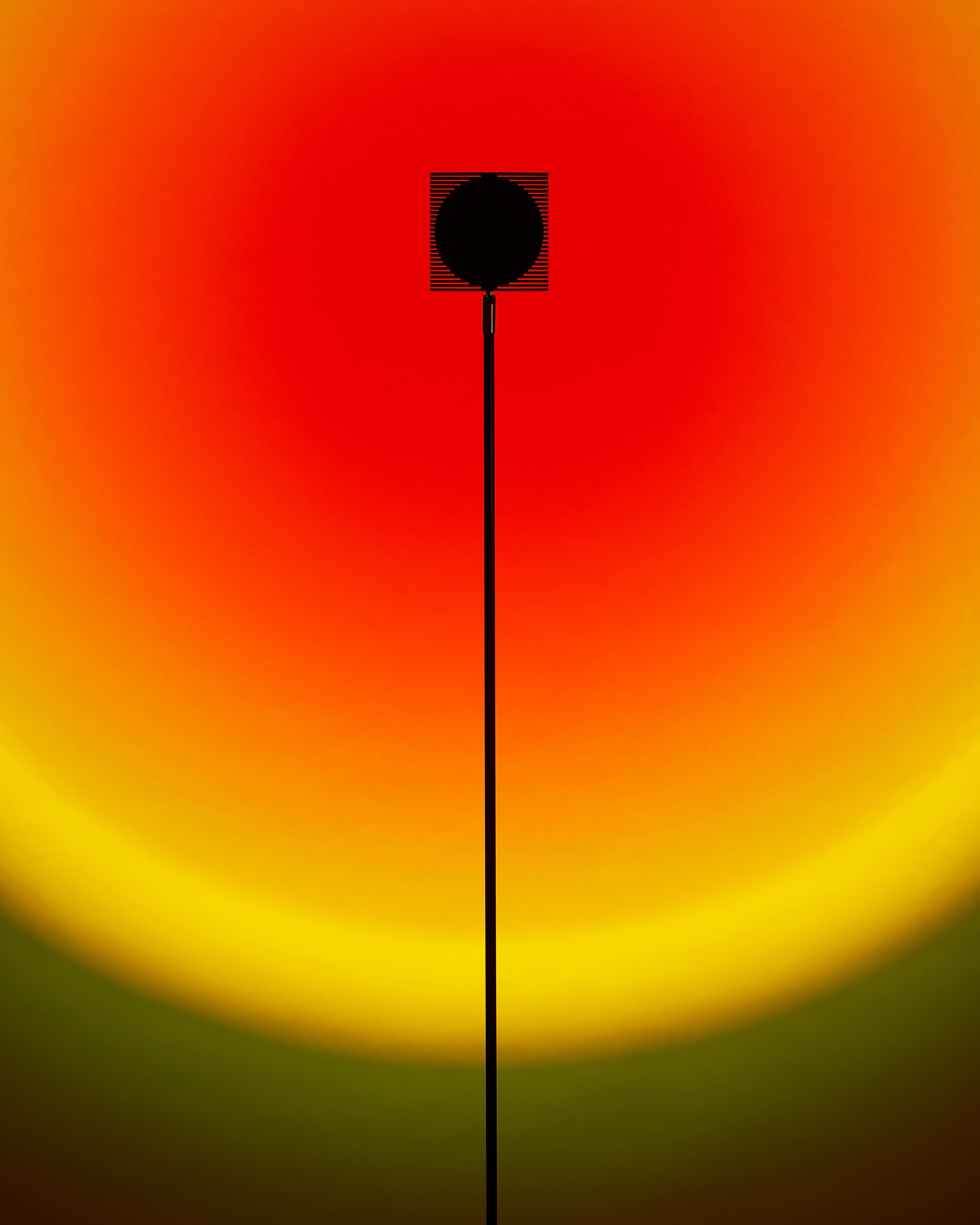 Lampadaire ou projecteur de couleur rouge coucher de soleil ''Halo Giga'' par Mandalaki Studio Neuf - En vente à Beverly Hills, CA