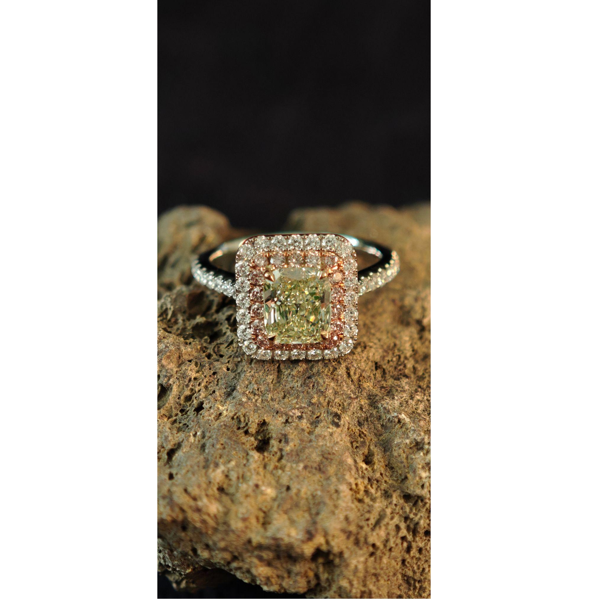 Anillo Halo Verde Radiante 1,41 ct GIA Diamante Natural Rosa y Blanco, Oro 18K en venta 5