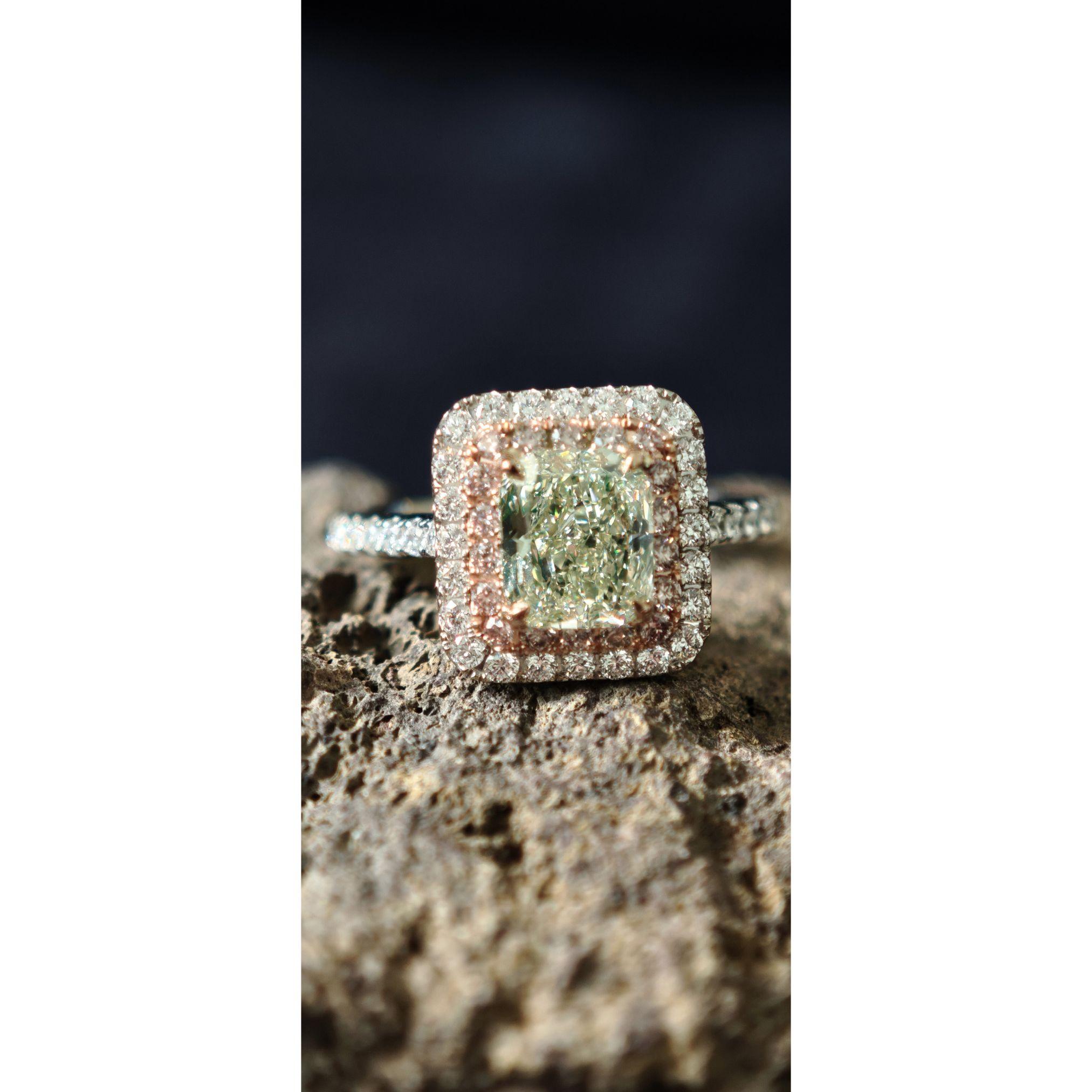 Anillo Halo Verde Radiante 1,41 ct GIA Diamante Natural Rosa y Blanco, Oro 18K en venta 7