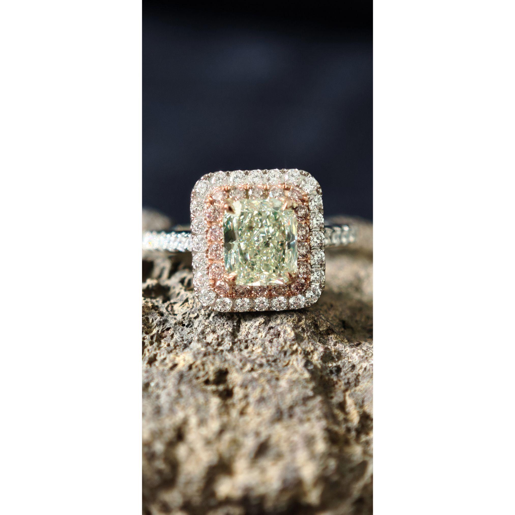 Un llamativo y raro anillo de diamante amarillo verde claro certificado por el GIA que exhibe una artesanía excepcional y una elegancia atemporal.
En su corazón brilla un diamante natural de talla radiante de 1,41 quilates, una cautivadora mezcla de