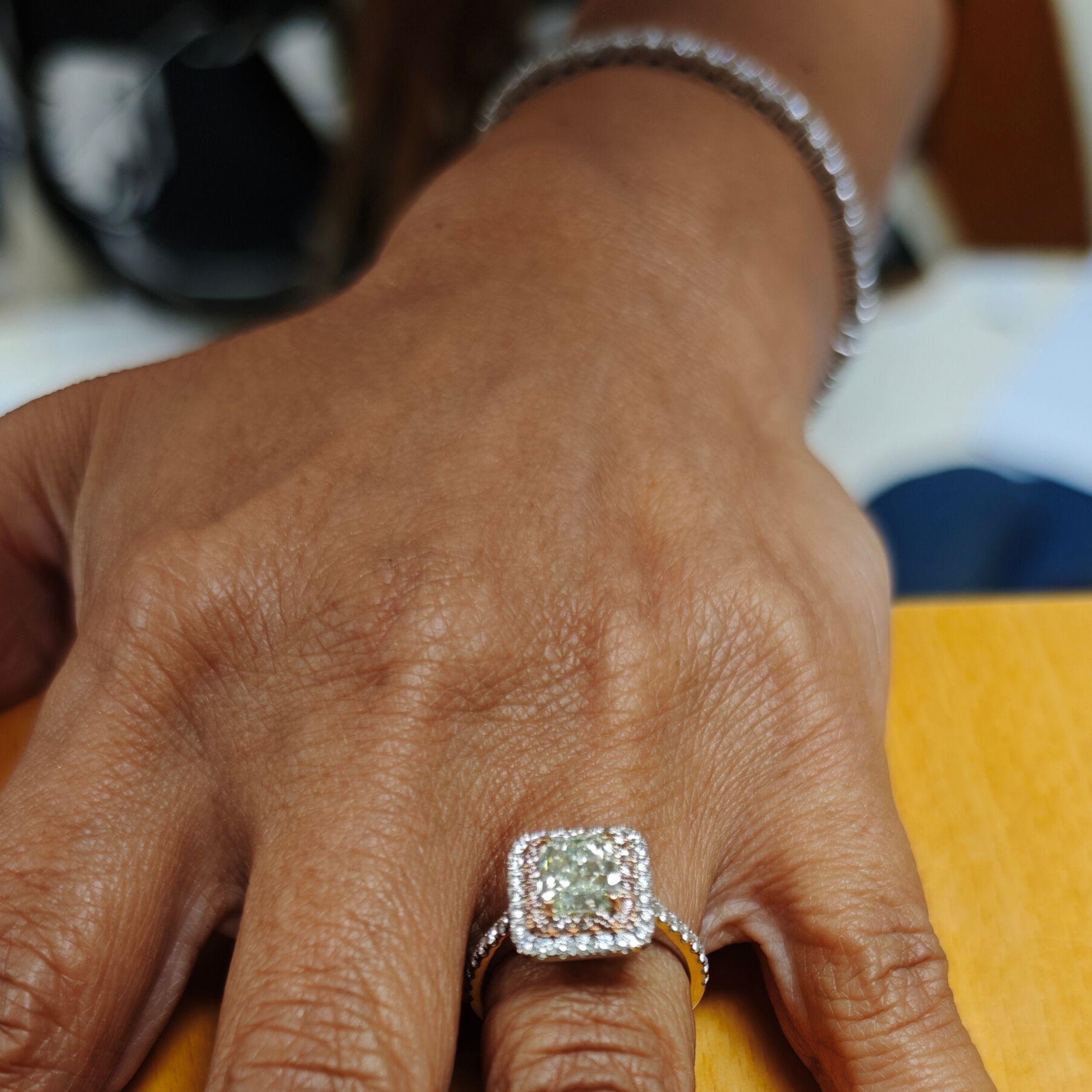 Anillo Halo Verde Radiante 1,41 ct GIA Diamante Natural Rosa y Blanco, Oro 18K Corte radiante en venta