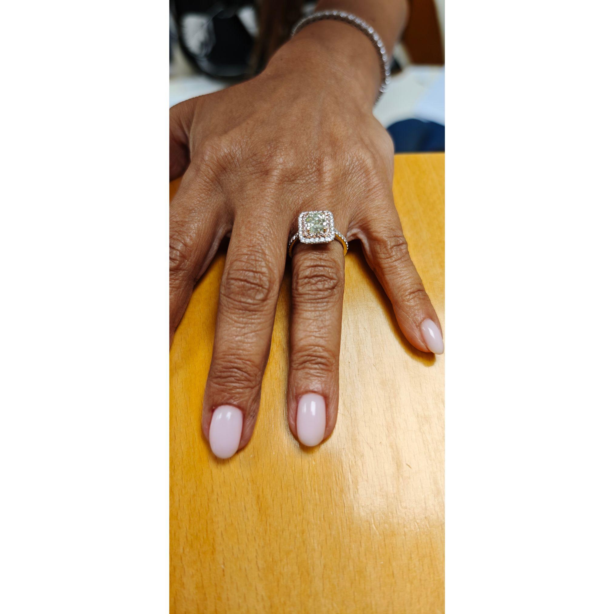 Femenino o masculino Anillo Halo Verde Radiante 1,41 ct GIA Diamante Natural Rosa y Blanco, Oro 18K en venta